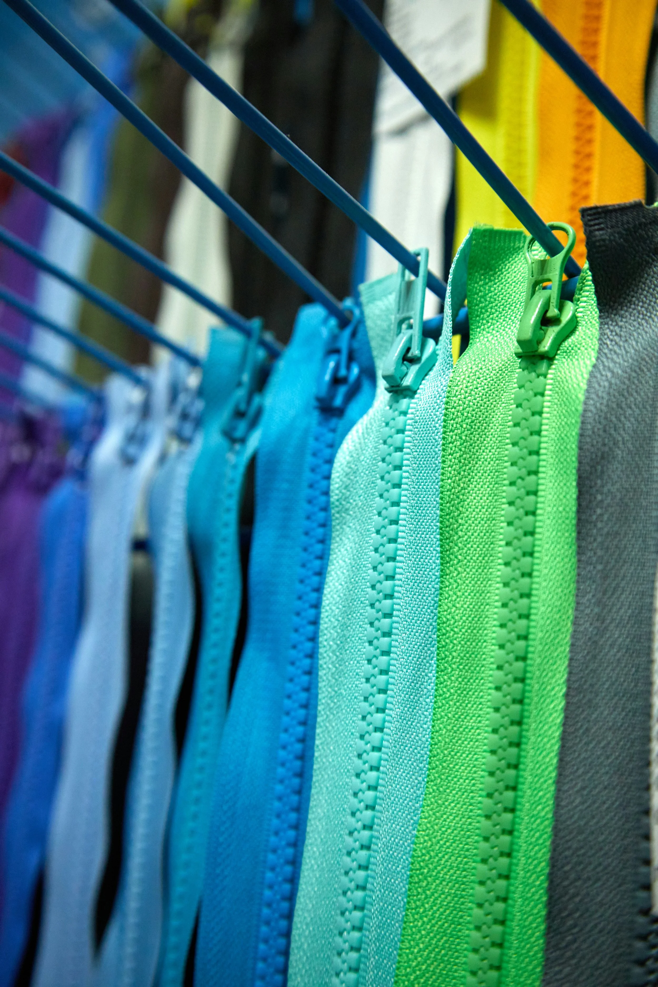 Des fermetures éclair soigneusement sélectionnées pour confectionner des accessoires textiles faits main, alliant qualité, durabilité et finitions soignées.