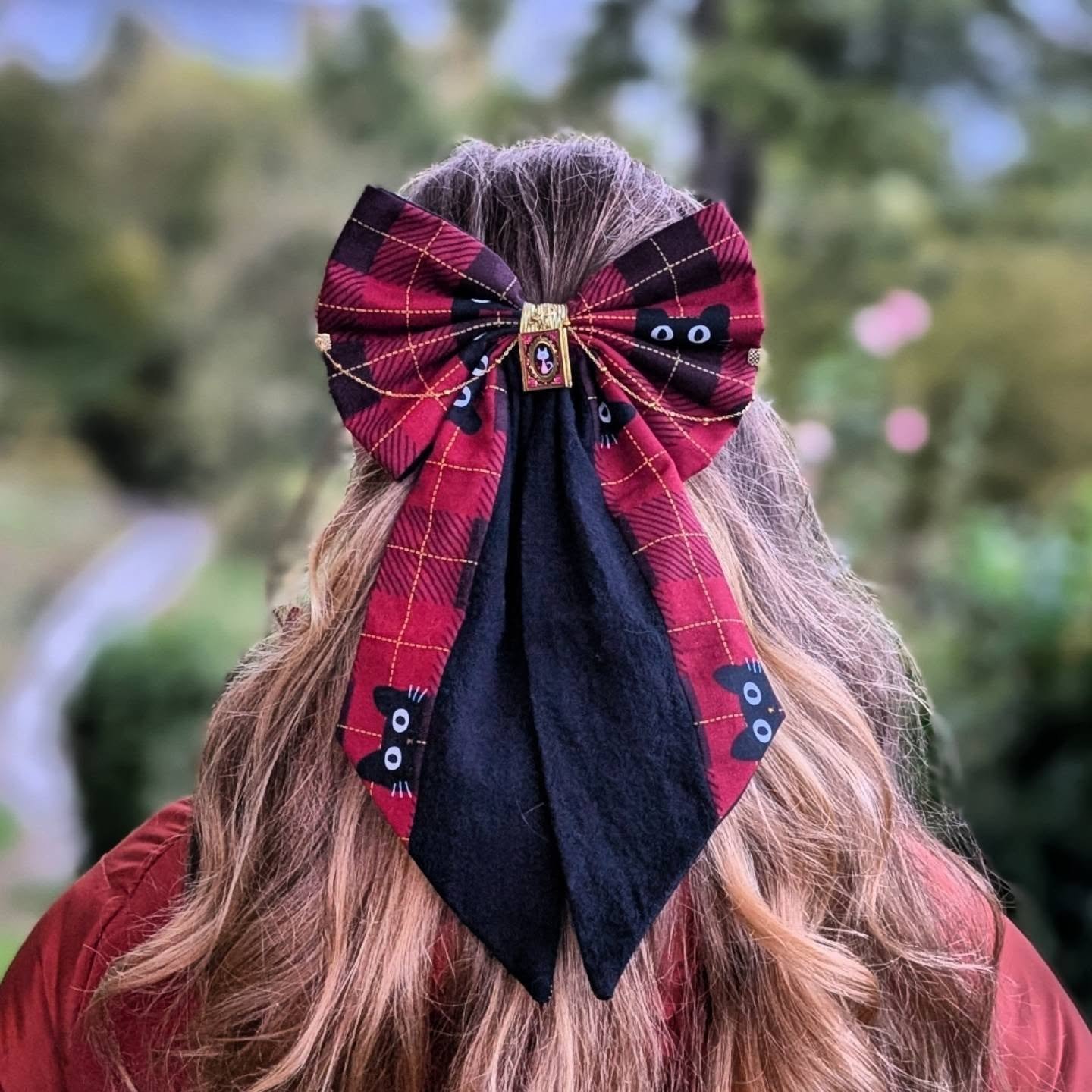 &hearts;️🖤 Noeud bijou avec m&eacute;daillon pour y glisser un secret 🖤&hearts;️
.
Au c&oelig;ur de ce n&oelig;ud se cache un bijou qui s&rsquo;ouvre&hellip;  pour y glisser: un petit mot, une pens&eacute;e pr&eacute;cieuse, un secret &agrave; gard