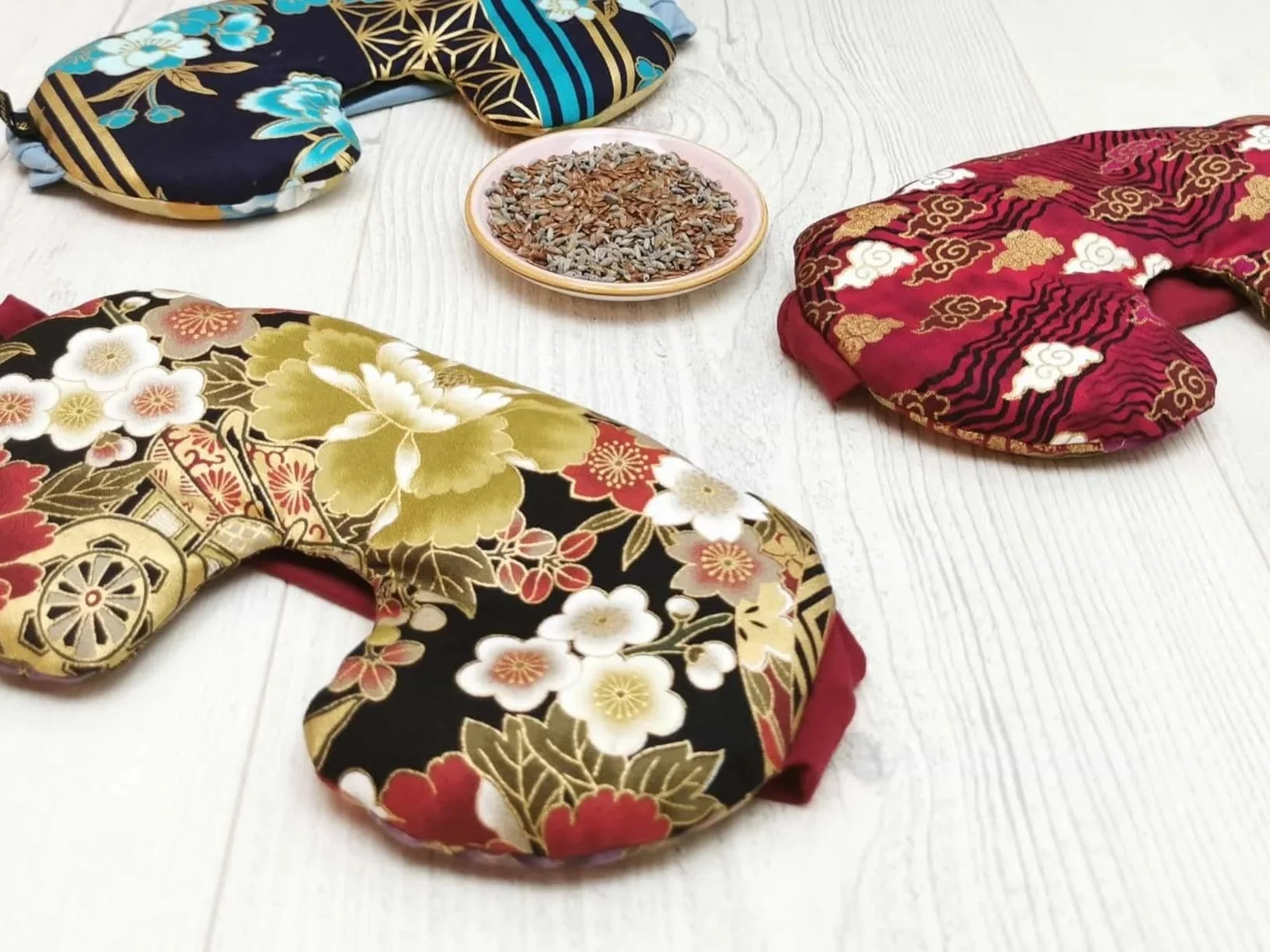 Masques relaxants pour les yeux faits main en coton, garnis de graines de lin, confectionnés artisanalement en Occitanie.