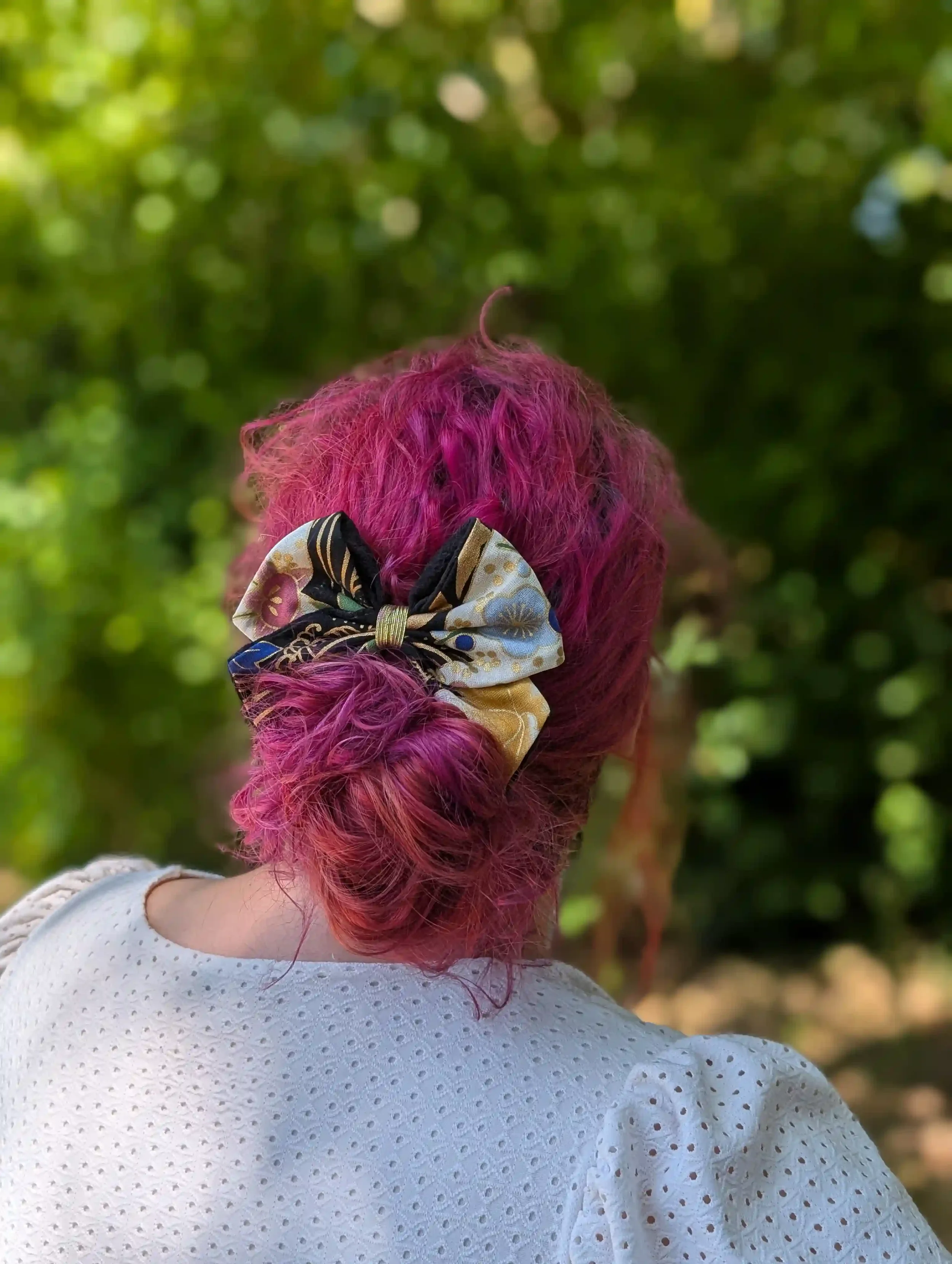 Petit nœud pour cheveux en tissu japonais porté sur un chignon bas, exemple pour choisir la taille de son nœud.