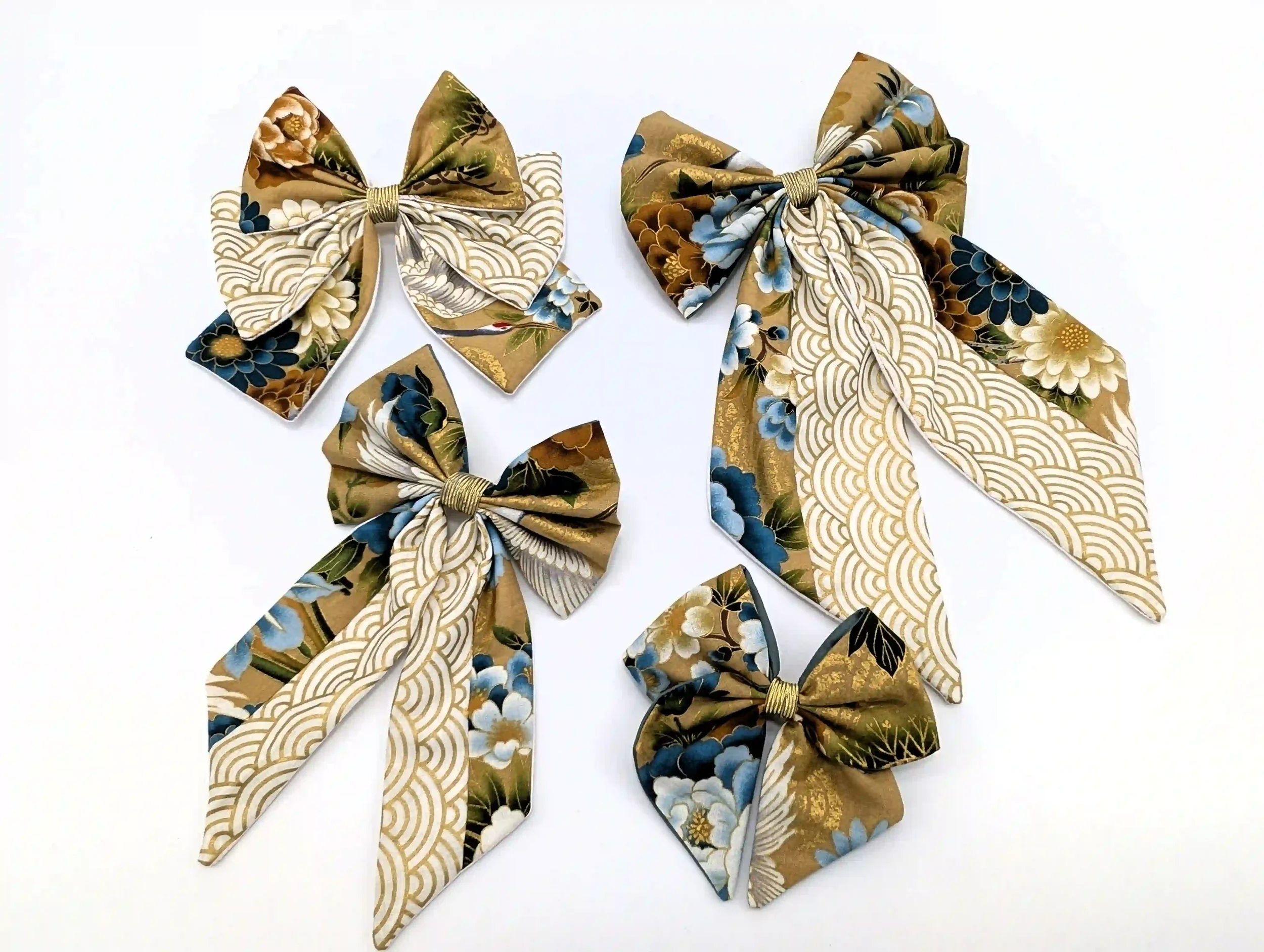 Collection de quatre nœuds pour cheveux en tissu japonais beige, bleu et doré aux motifs floraux et Seigaiha.