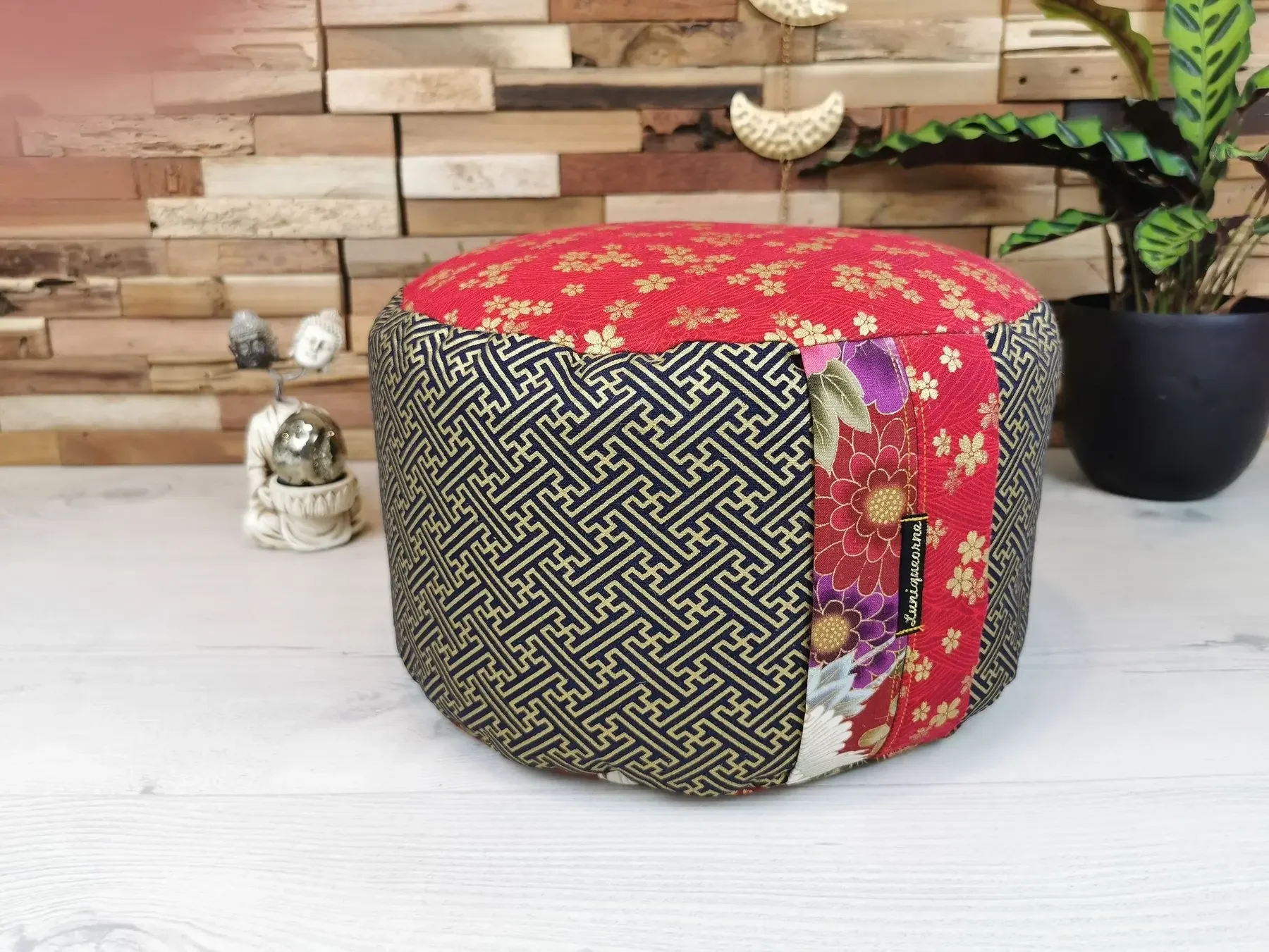 Rondo Shakudzuru avec face rouge et motif géométrique japonais noir et doré