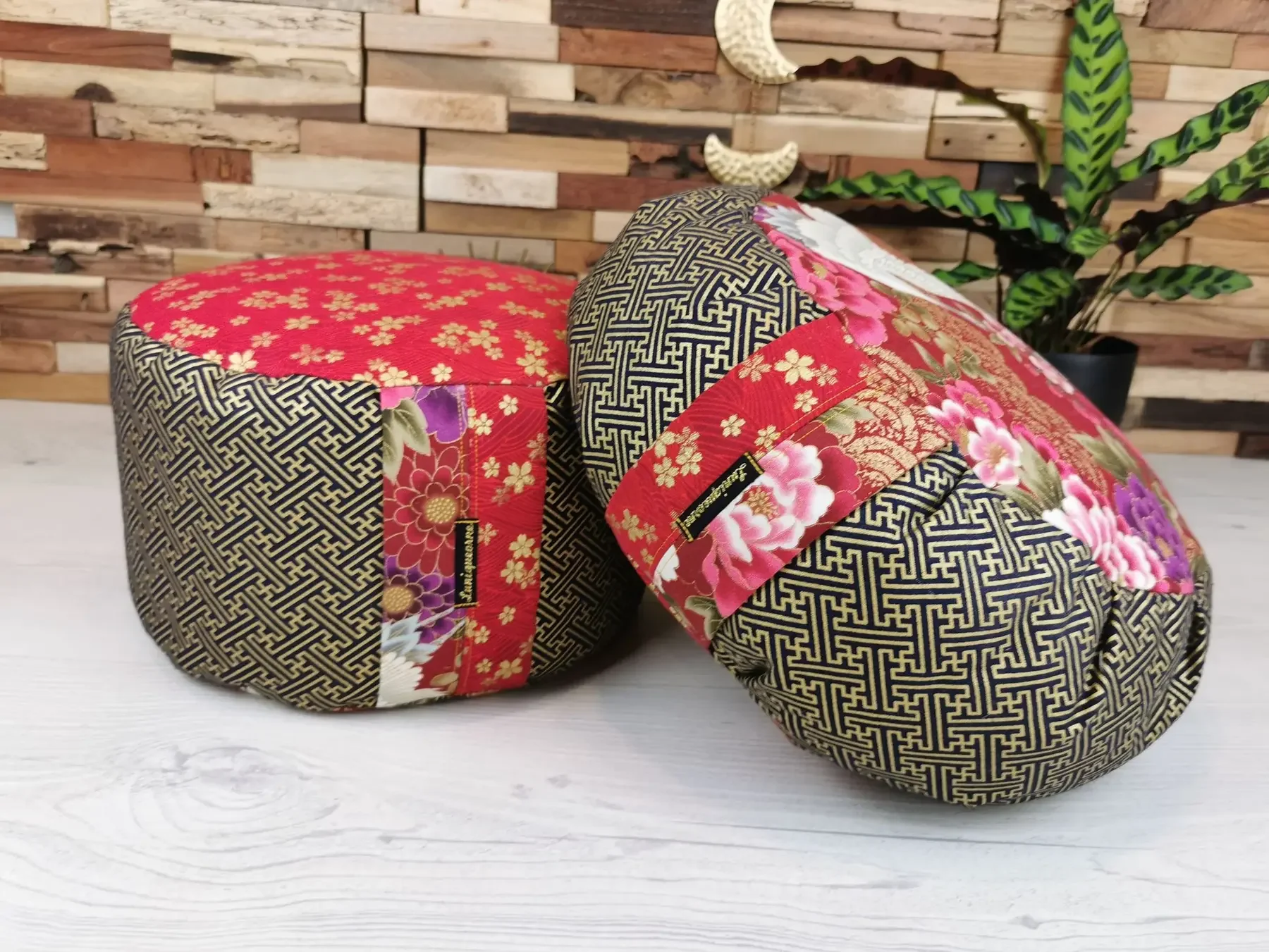 Trois formats du zafu Shakudzuru en coton japonais rouge, noir et doré