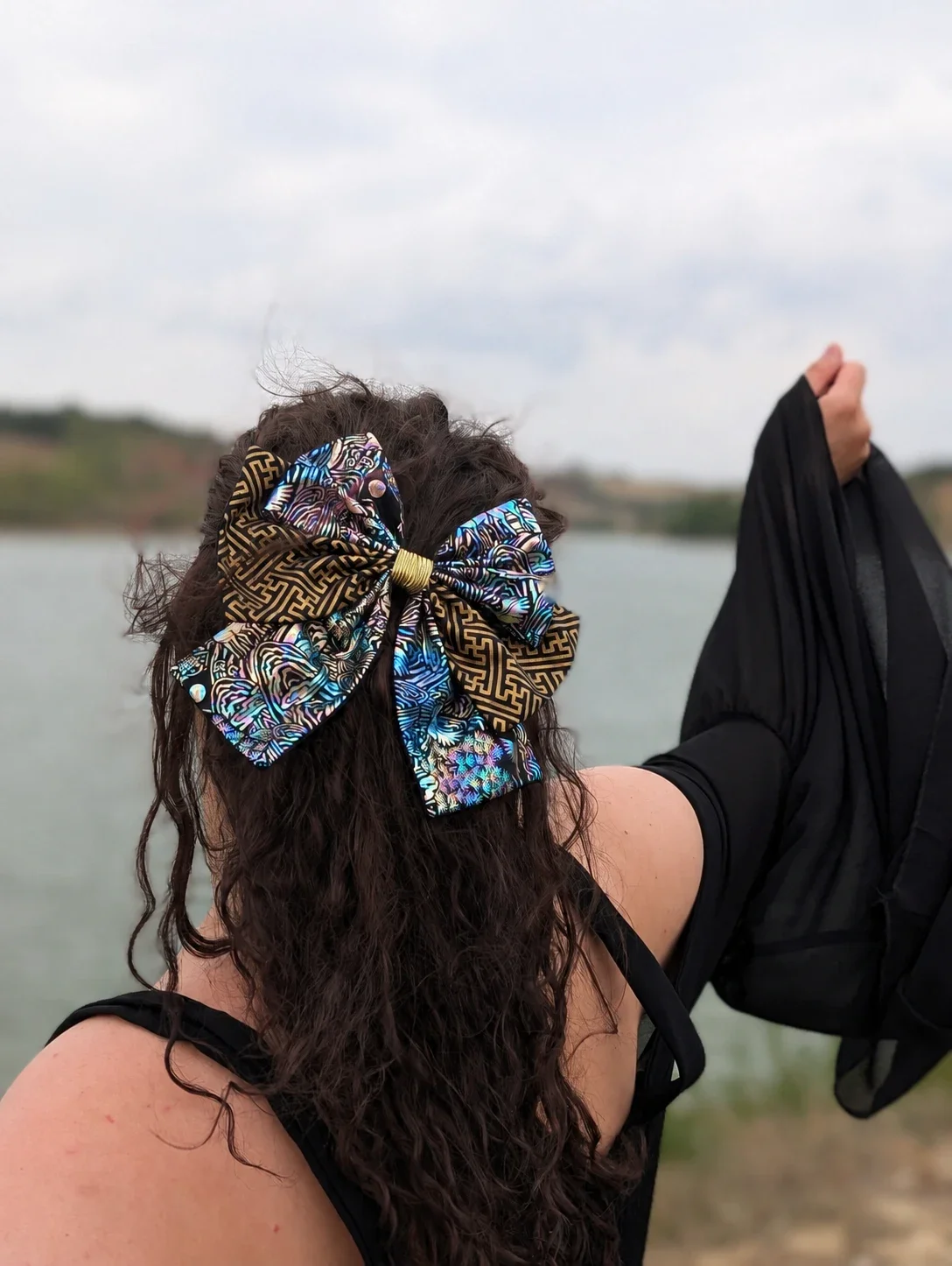 Nœud cheveux Irwol tissu coréen effet nacré, pans en tissu japonais seigaiha noir et doré, vue de dos en mouvement