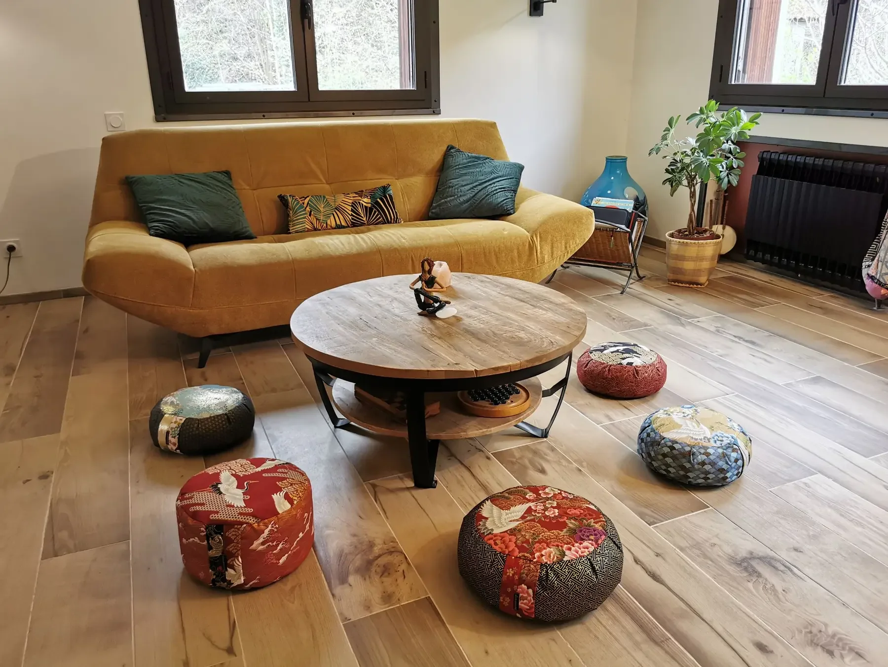 Coussins de méditation artisanaux disposés autour d’une table basse dans un salon