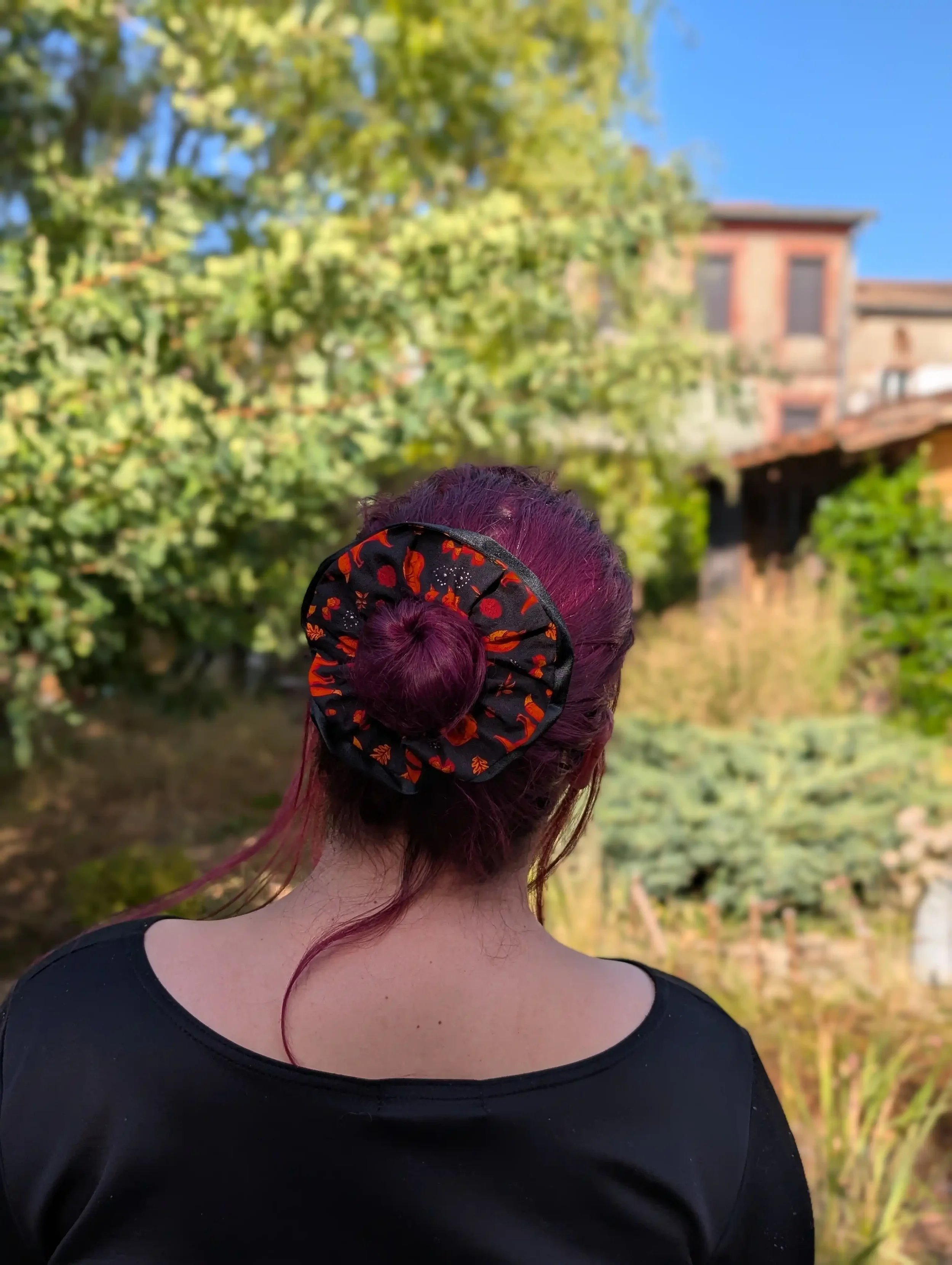 Grand chouchou Renards noir et rouille avec satin noir porté autour d’un chignon