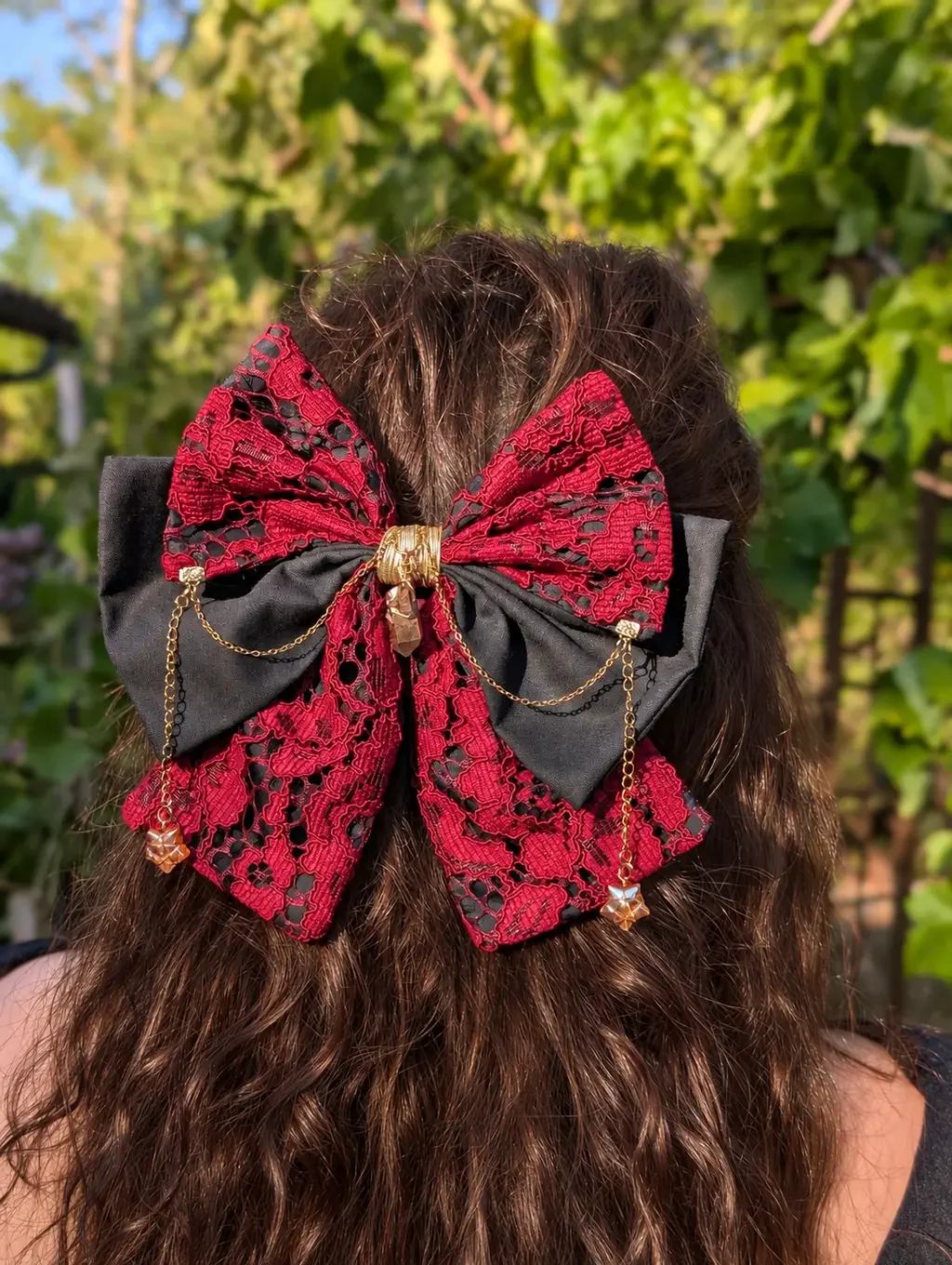 noeud bijou cheveux dentelle rouge chaines cristal brun chocolat vue dos.