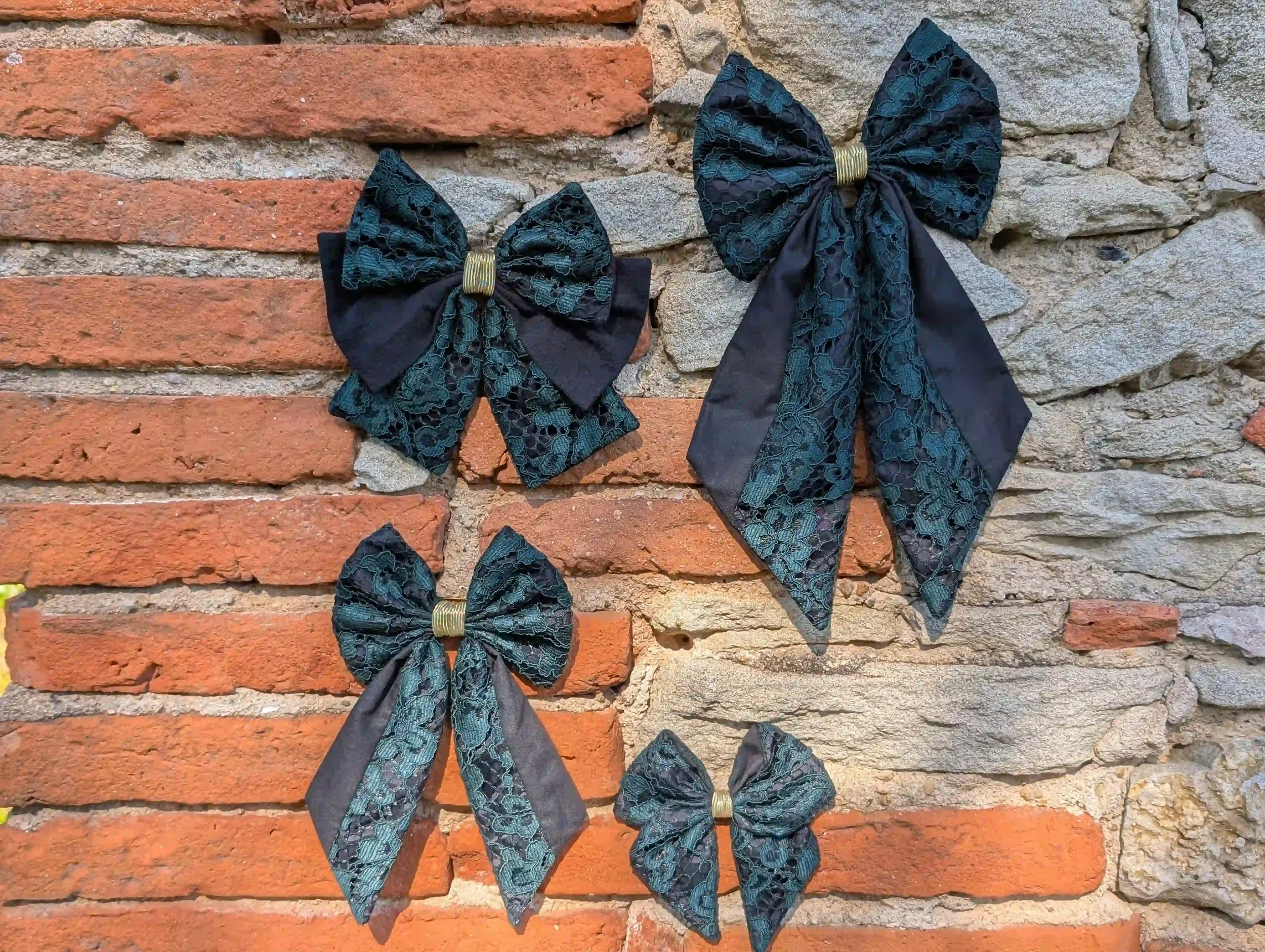 Nœuds pour cheveux en dentelle vert émeraude et tissu noir, déclinés en plusieurs tailles.
