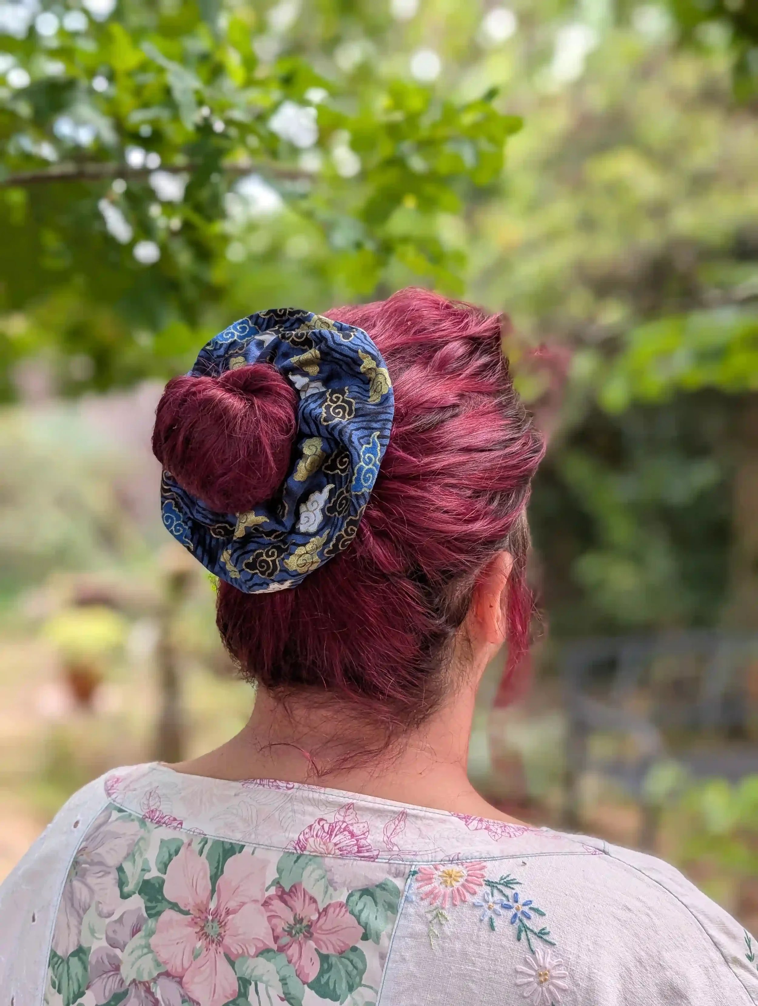 Grand chouchou cheveux Cloud bleu porté sur un chignon, motif nuage japonais doré et satin bleu marine.