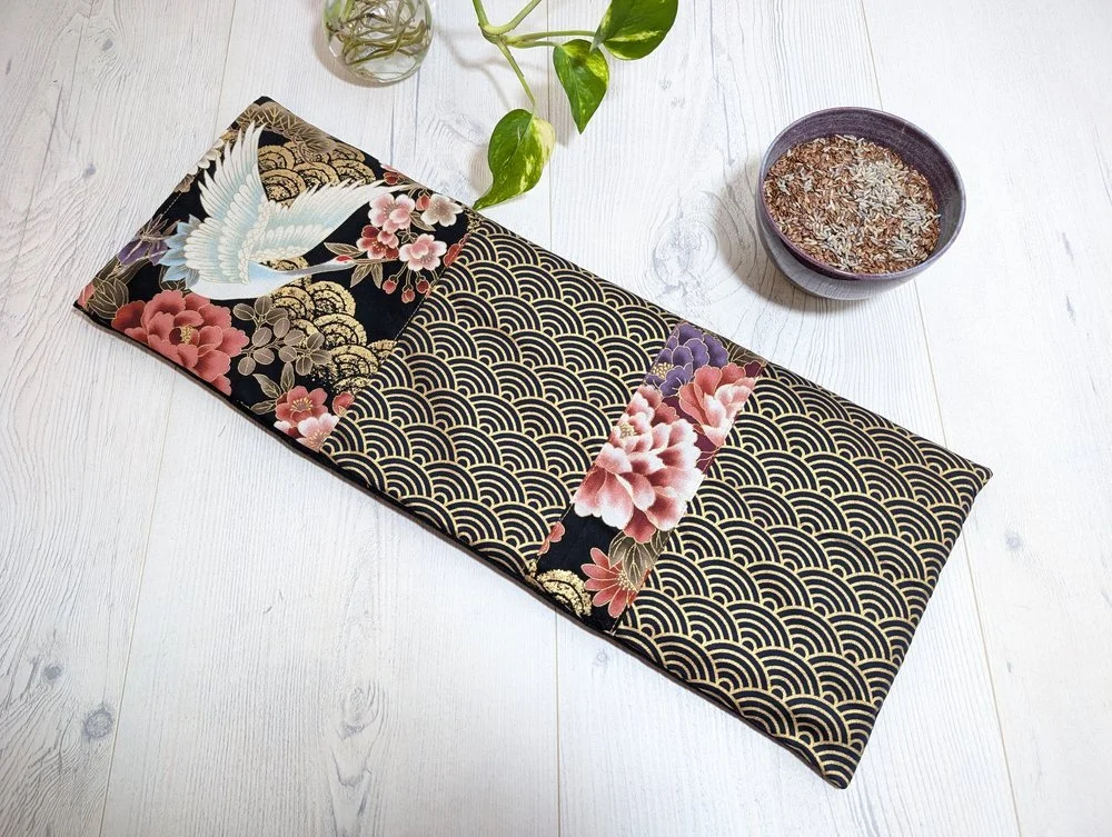 Bouillotte sèche en tissu japonais noir et or, décorée d’une grue, de fleurs et du motif Seigaiha.