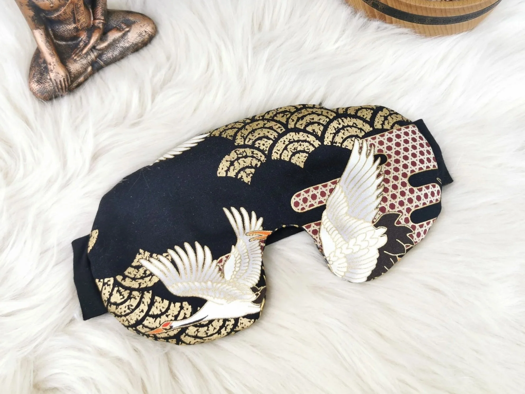 Masque de relaxation en tissu japonais noir, orné de grues blanches et de motifs Seigaiha dorés