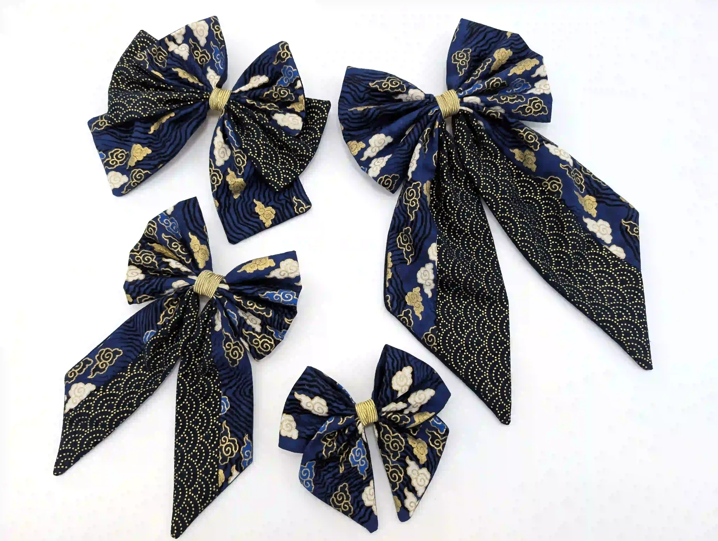 Collection de nœuds cheveux Cloud bleu en quatre tailles, motif nuage japonais doré sur fond bleu nuit, associé au tissu Seigaiha noir et or, confectionnés à la main en Occitanie.
