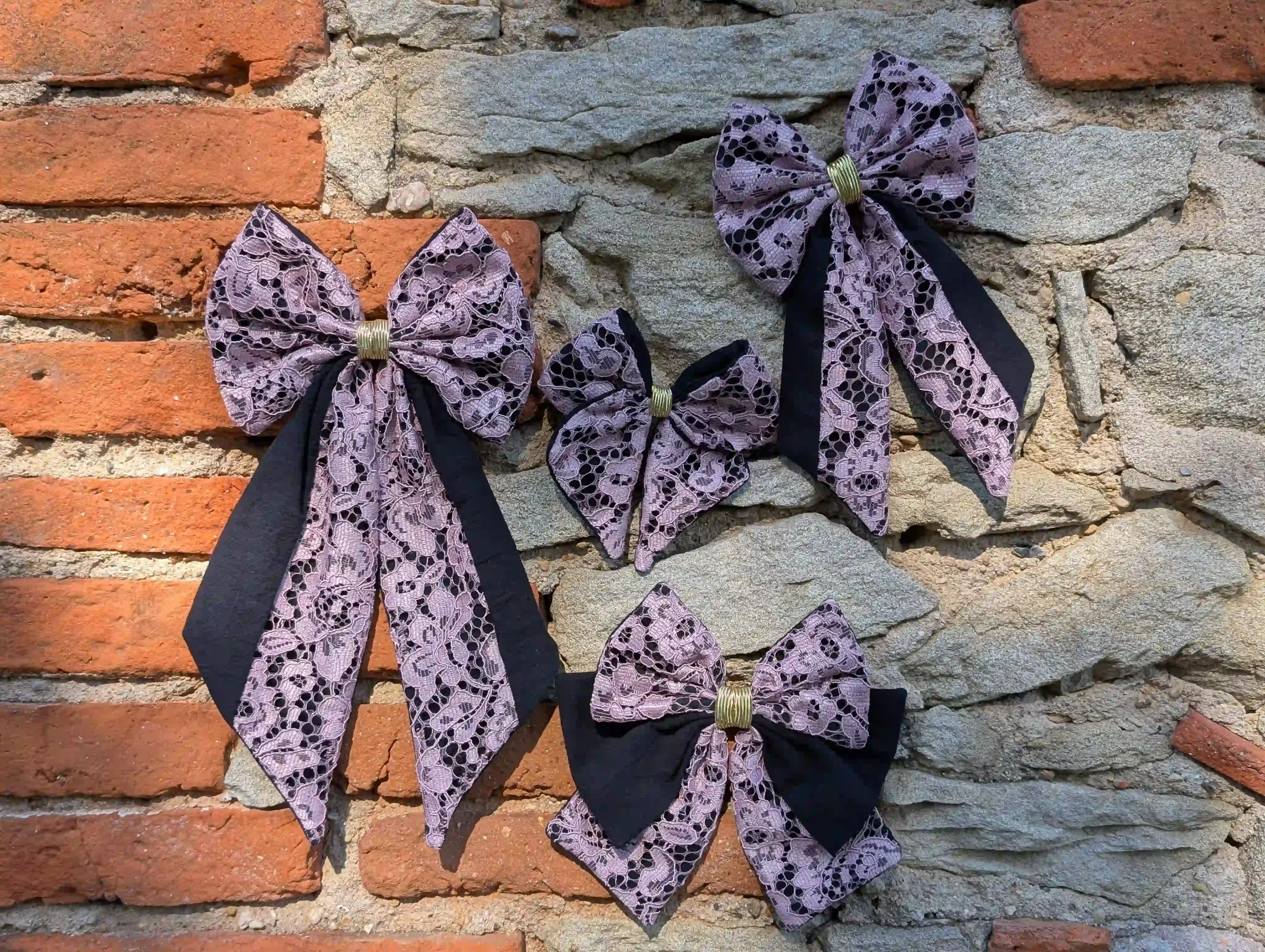 Nœuds pour cheveux en dentelle rose lilas et tissu noir, disponibles en différentes tailles.