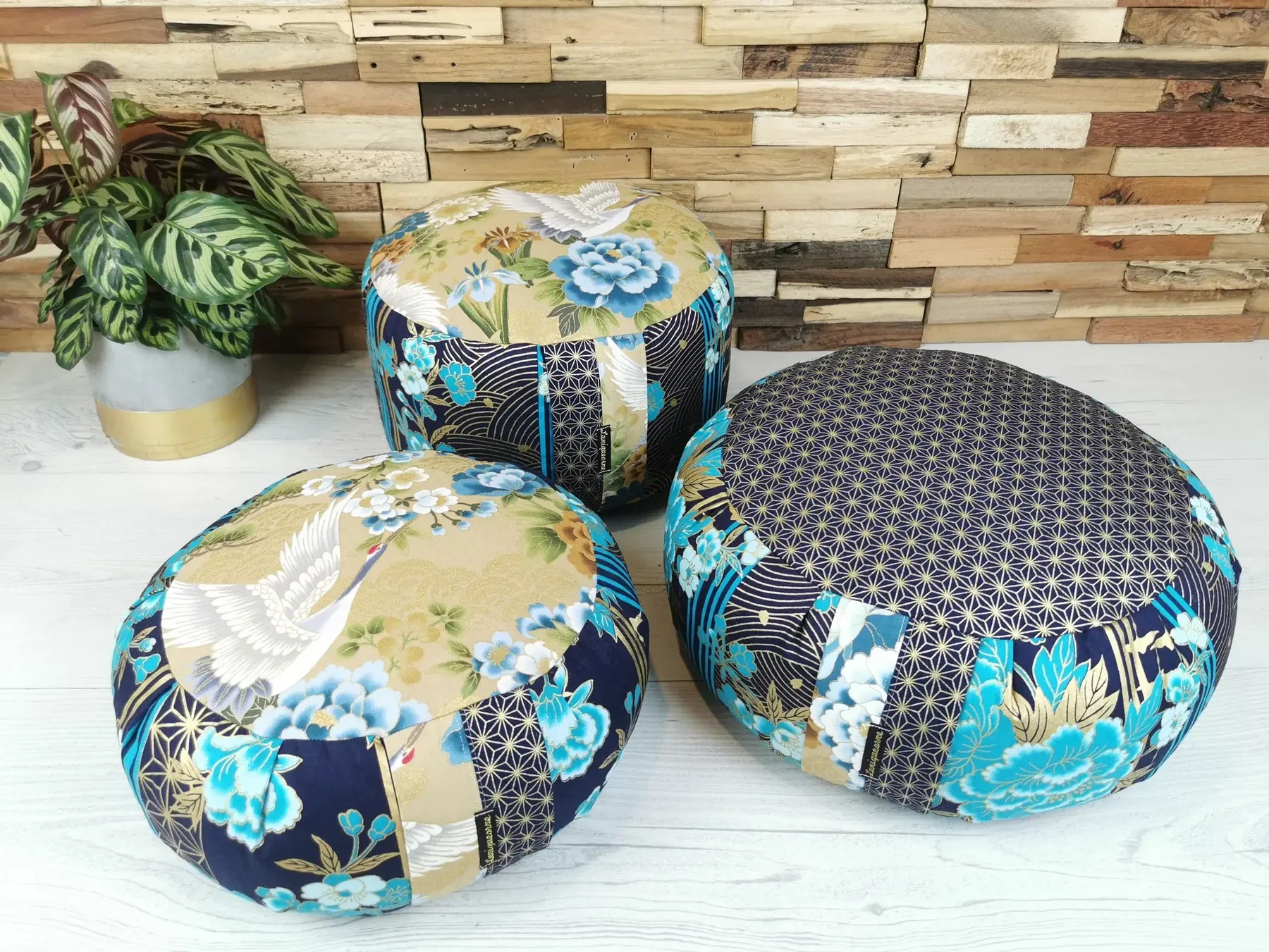 Trois formats du zafu Grue sauvage en coton japonais bleu nuit, turquoise et écru
