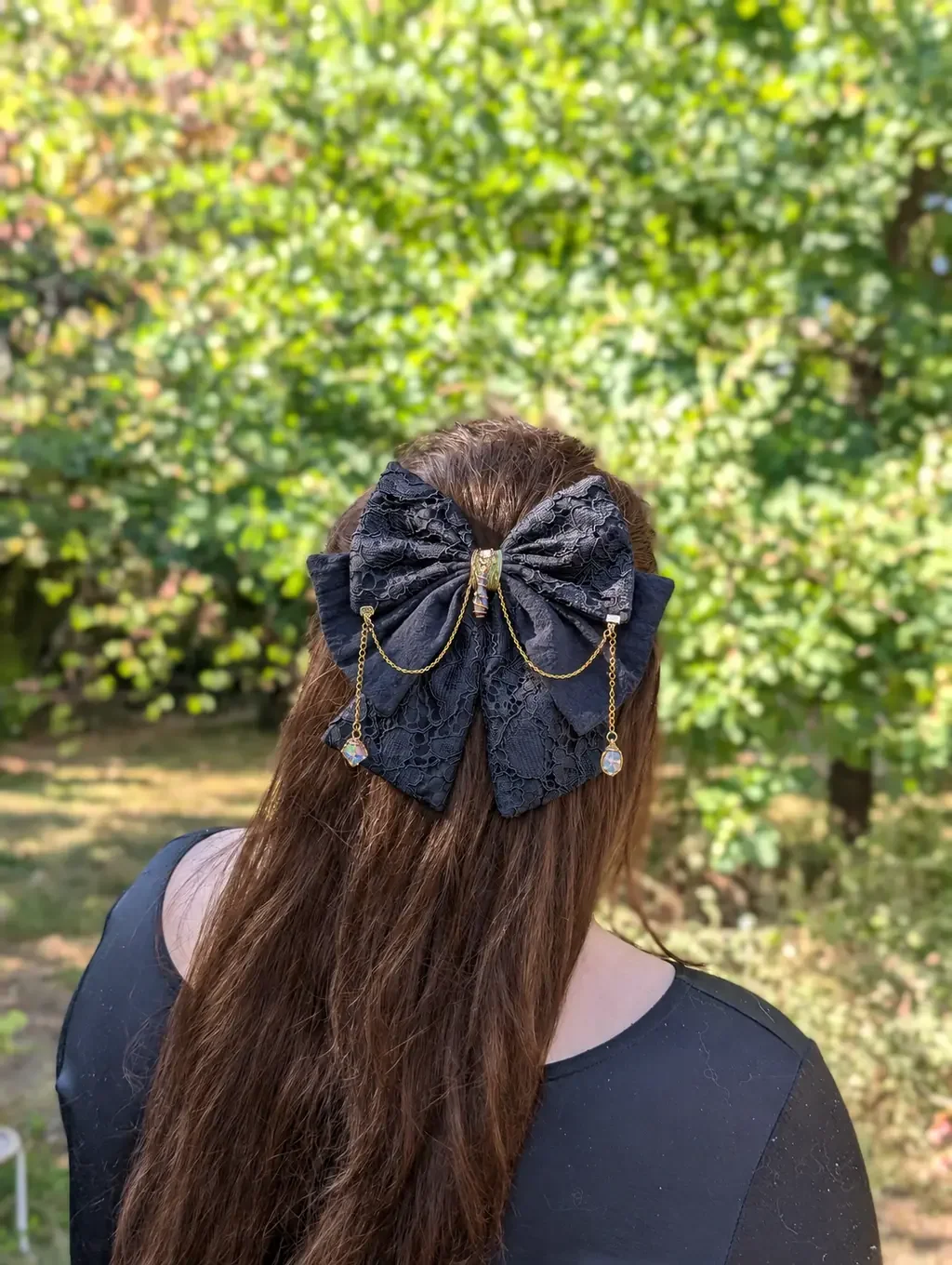 Noeud bijou cheveux dentelle noire chaines dorees cristal brun chocolat vue dos.