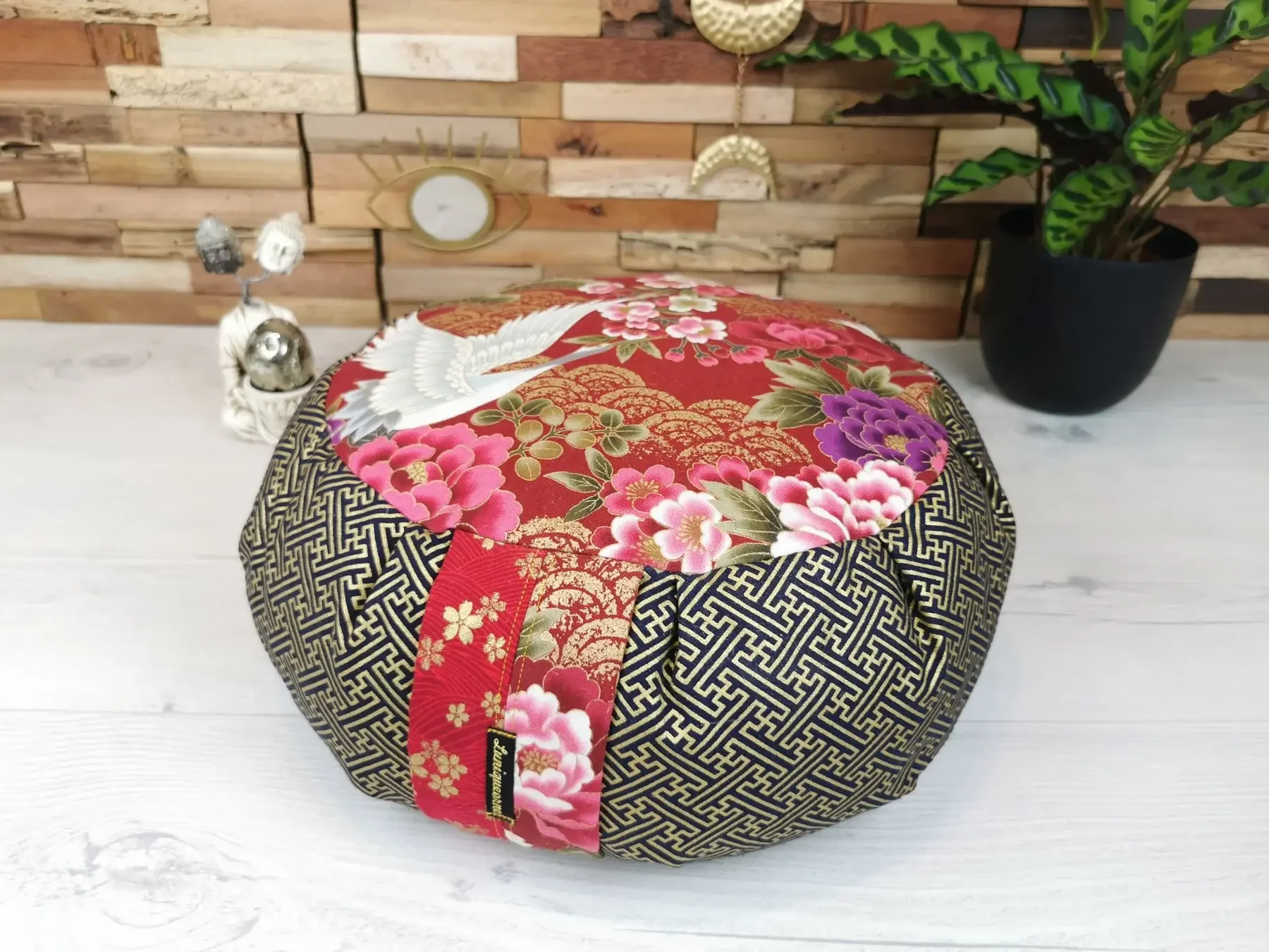 Zafu de méditation Shakudzuru avec grue blanche et grandes fleurs roses