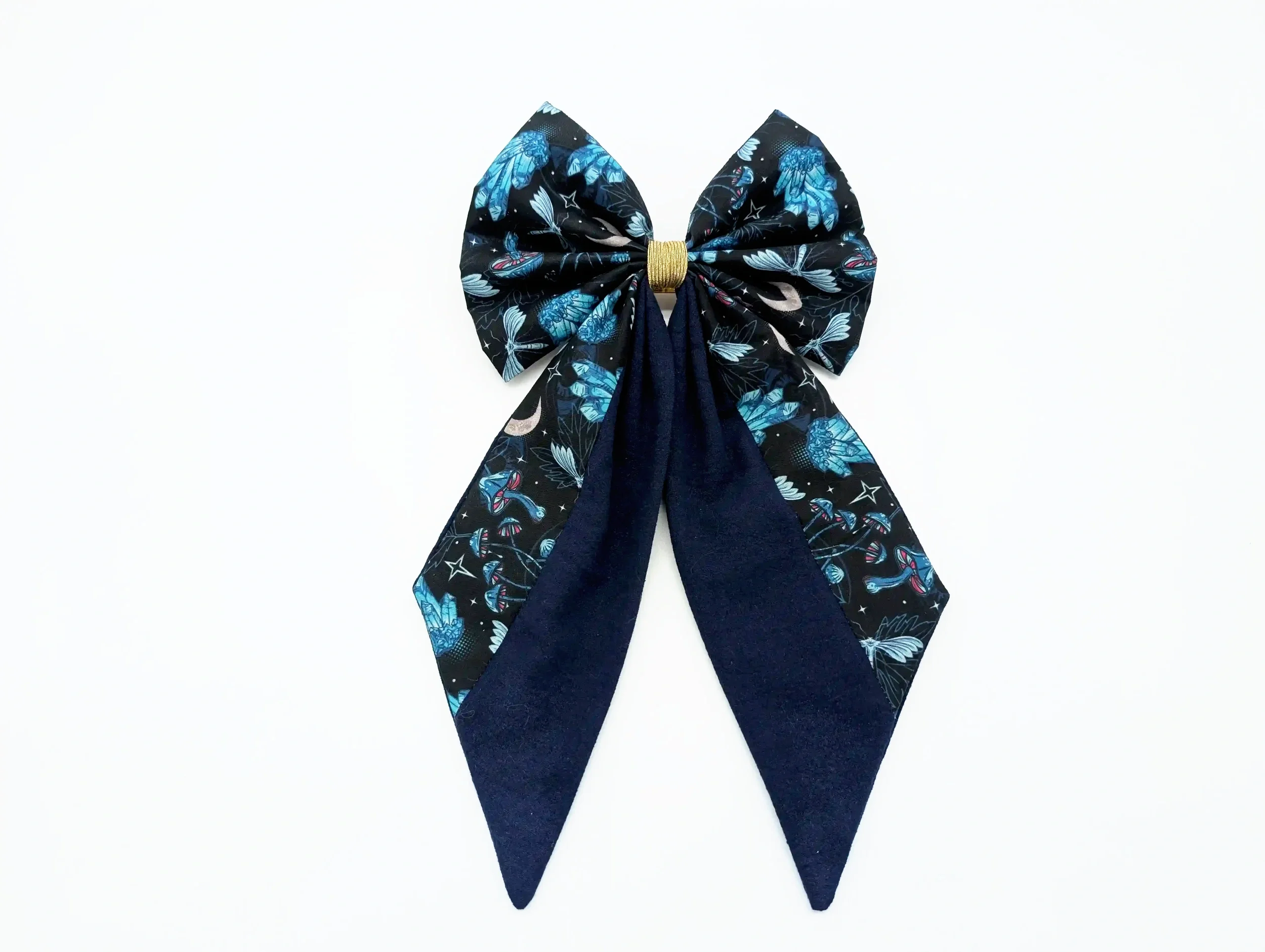 Grand nœud pour cheveux Cristal taille XL, avec longues pointes bleu nuit et motifs de cristaux, lunes, champignons et libellules.