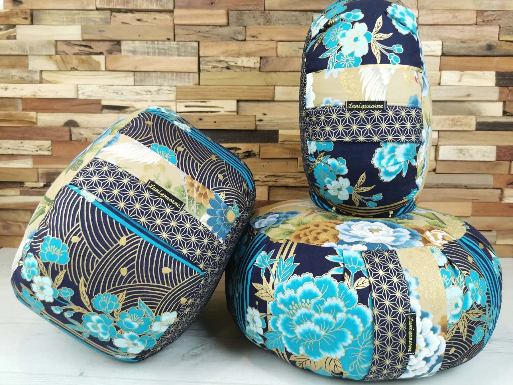 Zafus et rondo Grue sauvage empilés, avec motifs floraux japonais bleus et dorés