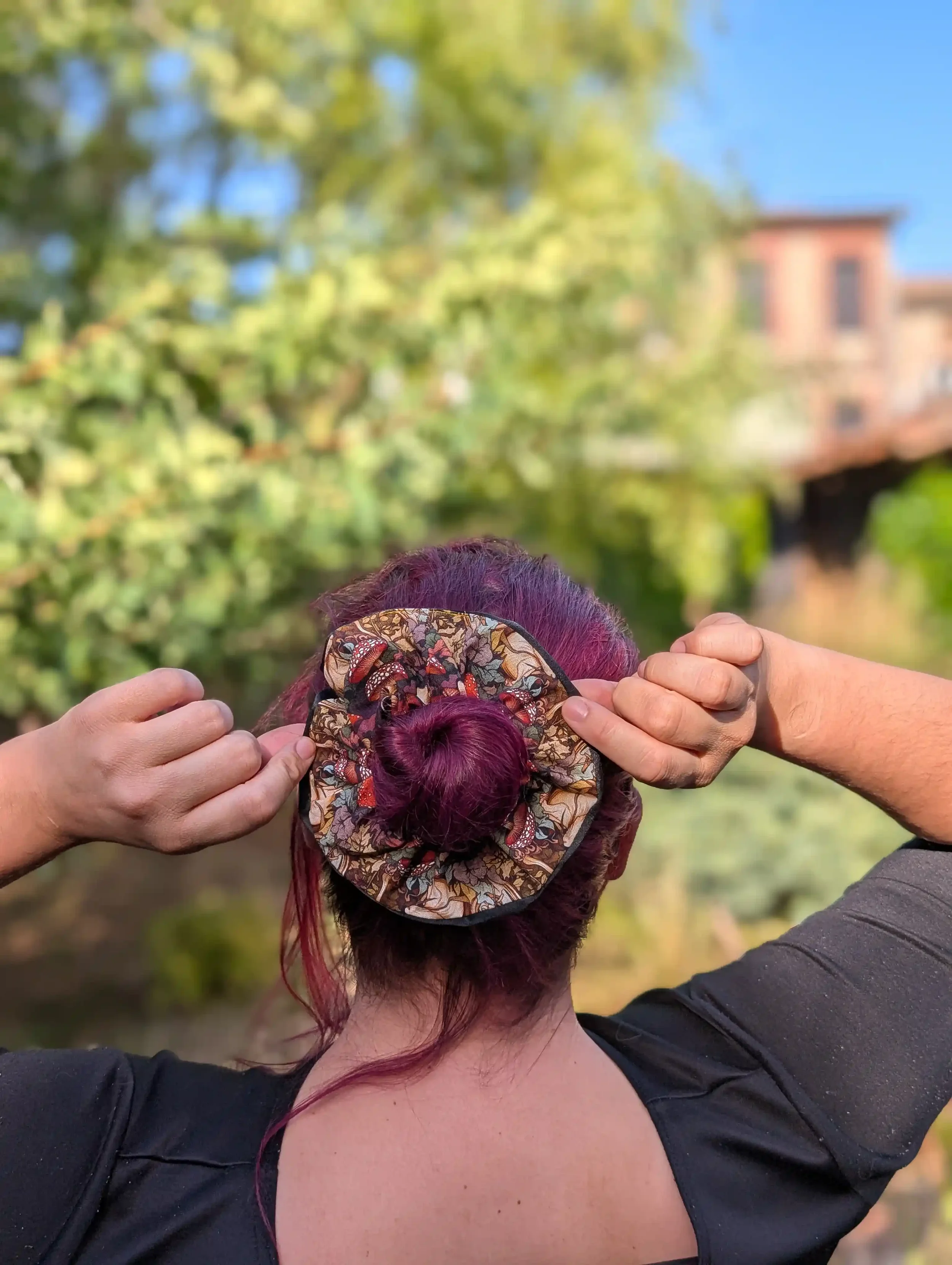 Grand chouchou Lapin avec satin noir porté sur un chignon, accessoire cheveux fait main