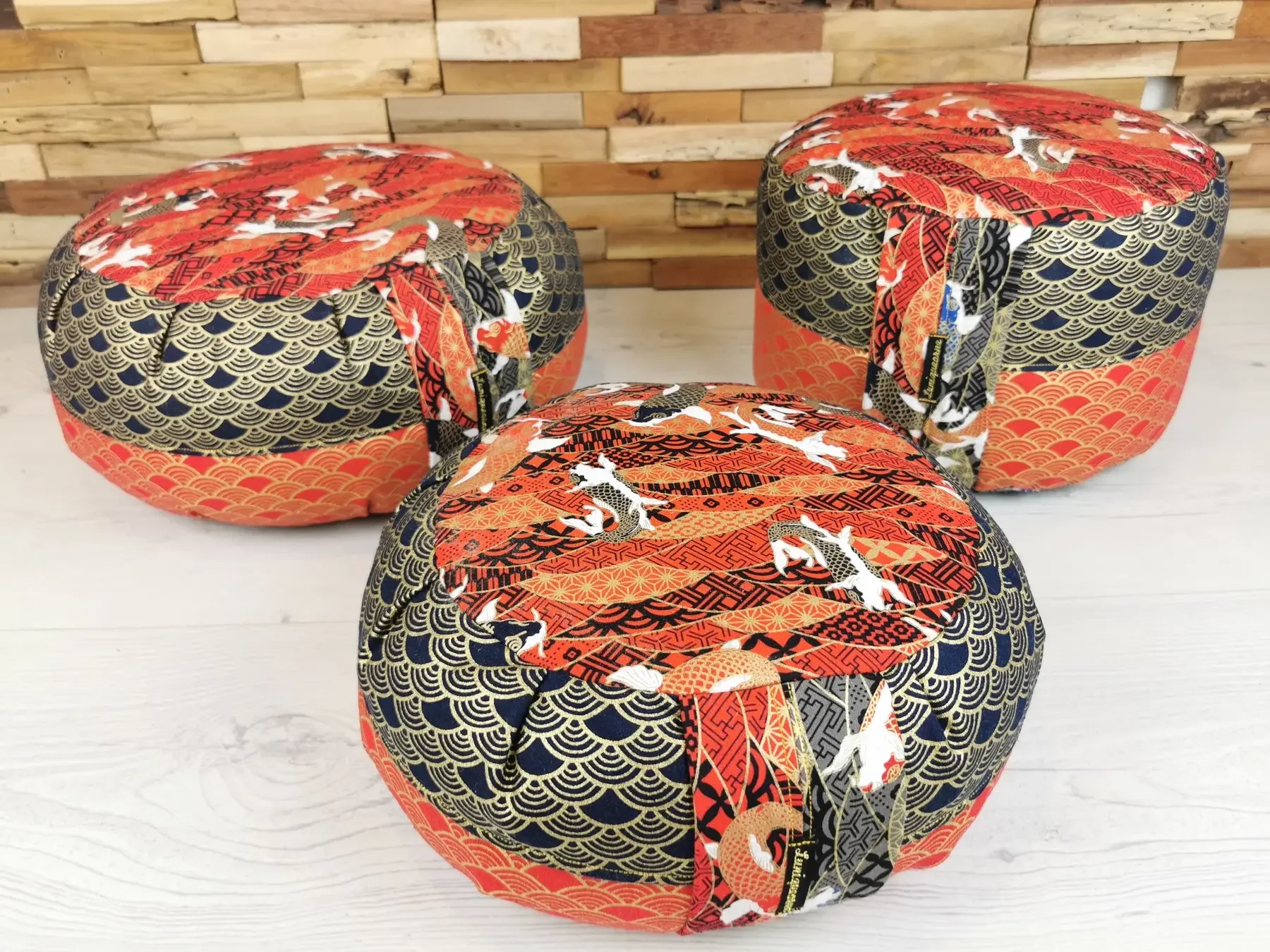 Zafu compact, zafu large et rondo Double Koi en coton japonais rouge, noir et doré
