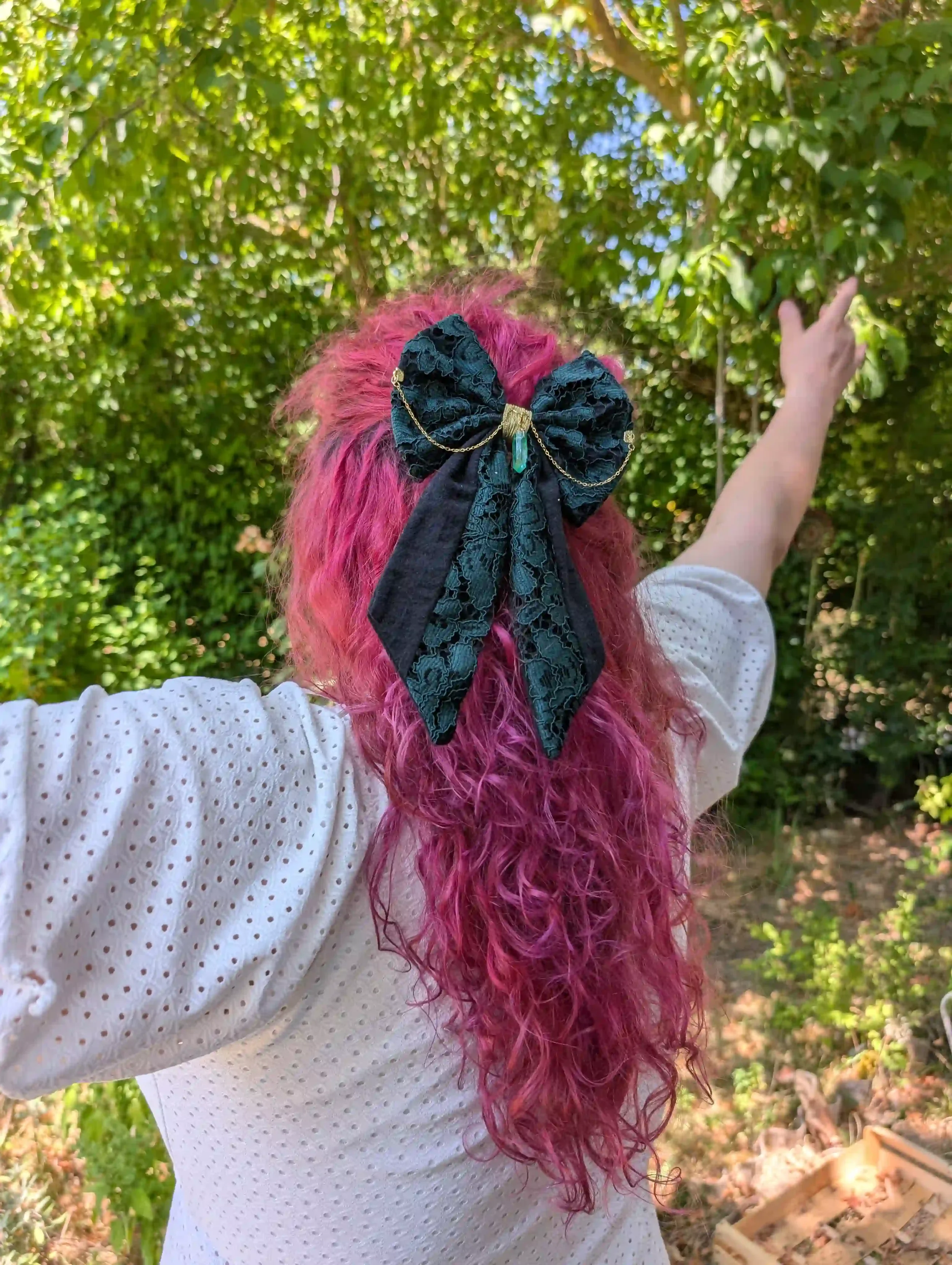 Grand nœud bijou noir porté dans les cheveux, exemple de taille pour choisir son nœud pour cheveux.