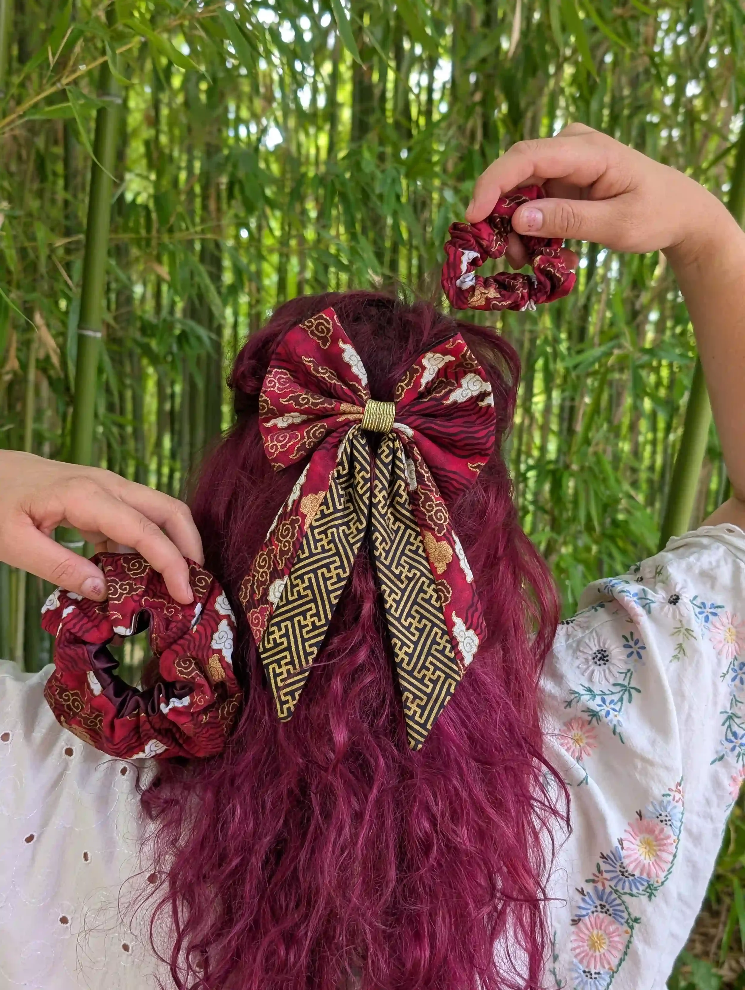 Nœud cheveux Cloud rouge porté en demi-queue, accompagné de deux chouchous assortis, motif nuage japonais doré et tissu Sayagata.