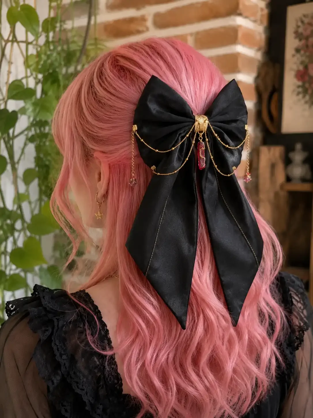 Noeud noir en satin de coton avec chaines en or et pierre semi precieuse sur cheveux rose