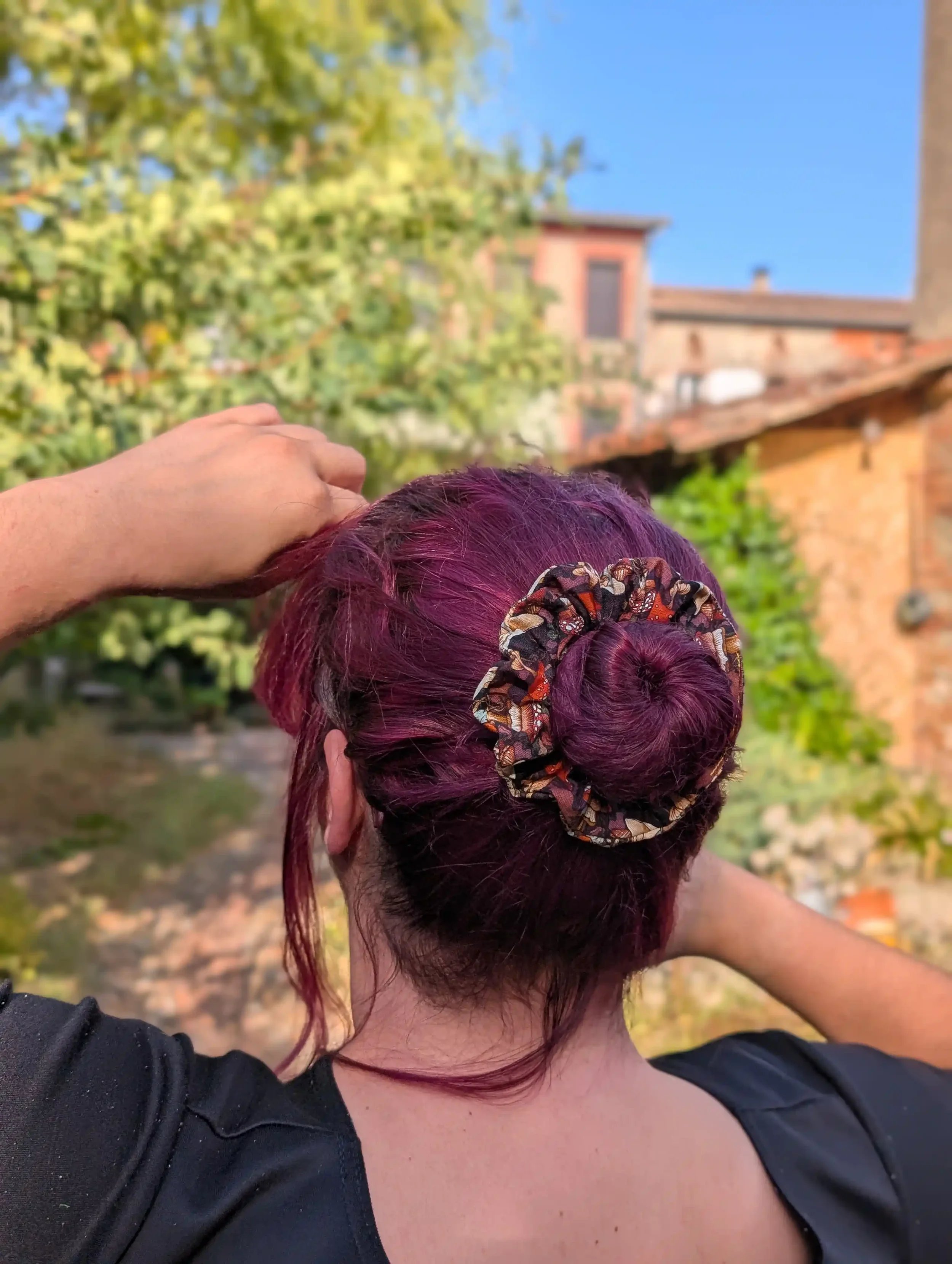 Petit chouchou Lapin porté autour d’un chignon, tissu imprimé aux motifs de lapins et champignons