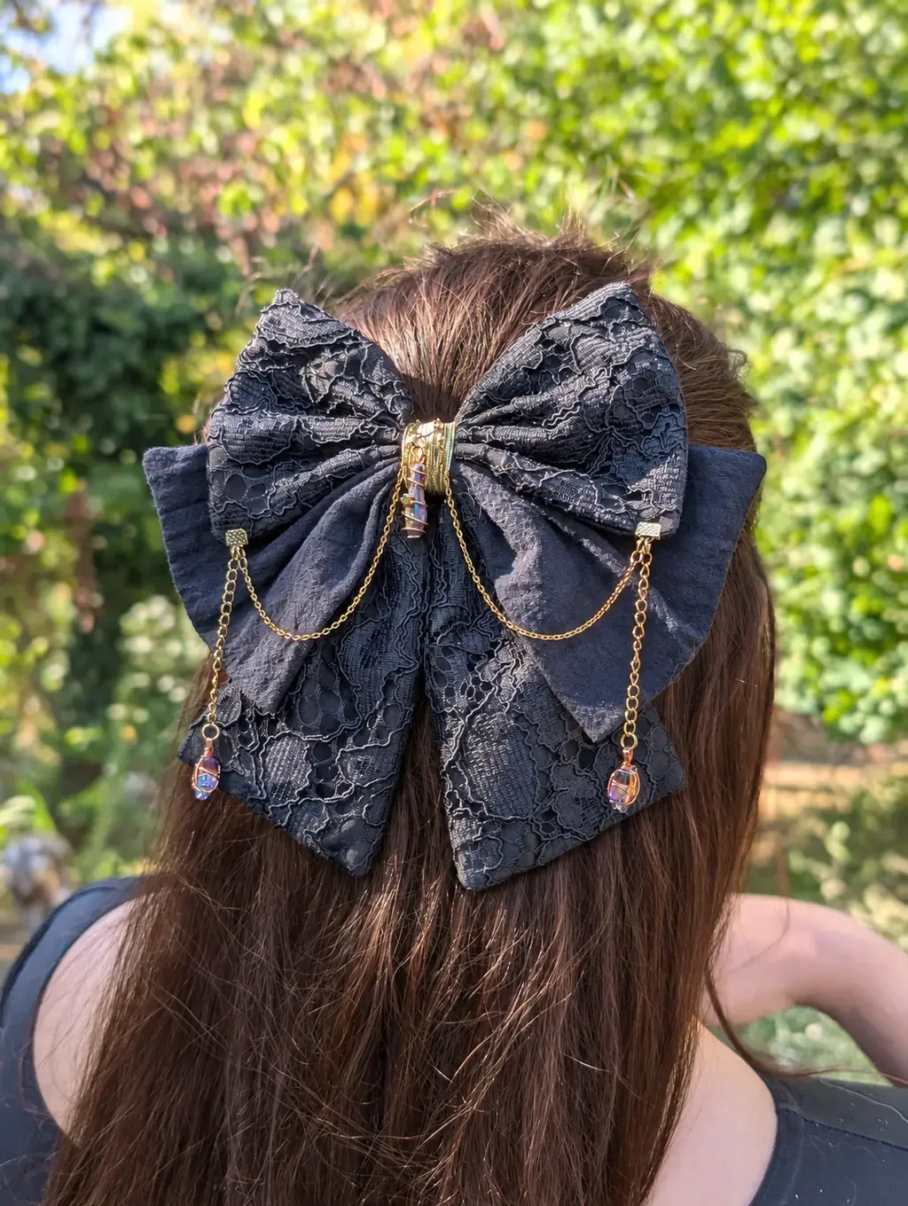 Grand noeud bijou dentelle noire pierres brun chocolat gros plan.