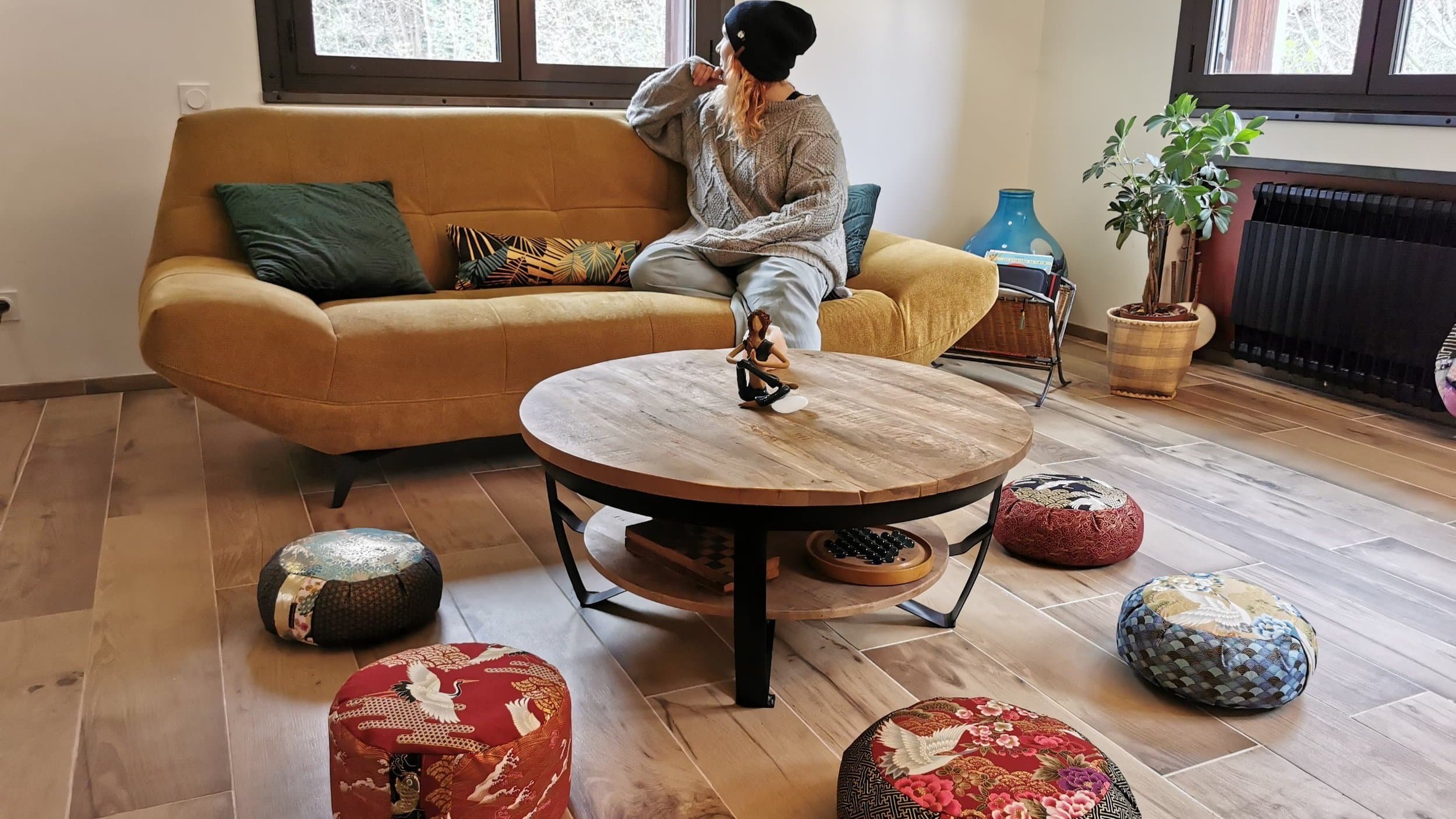 salon avec des coussins de méditation au sol