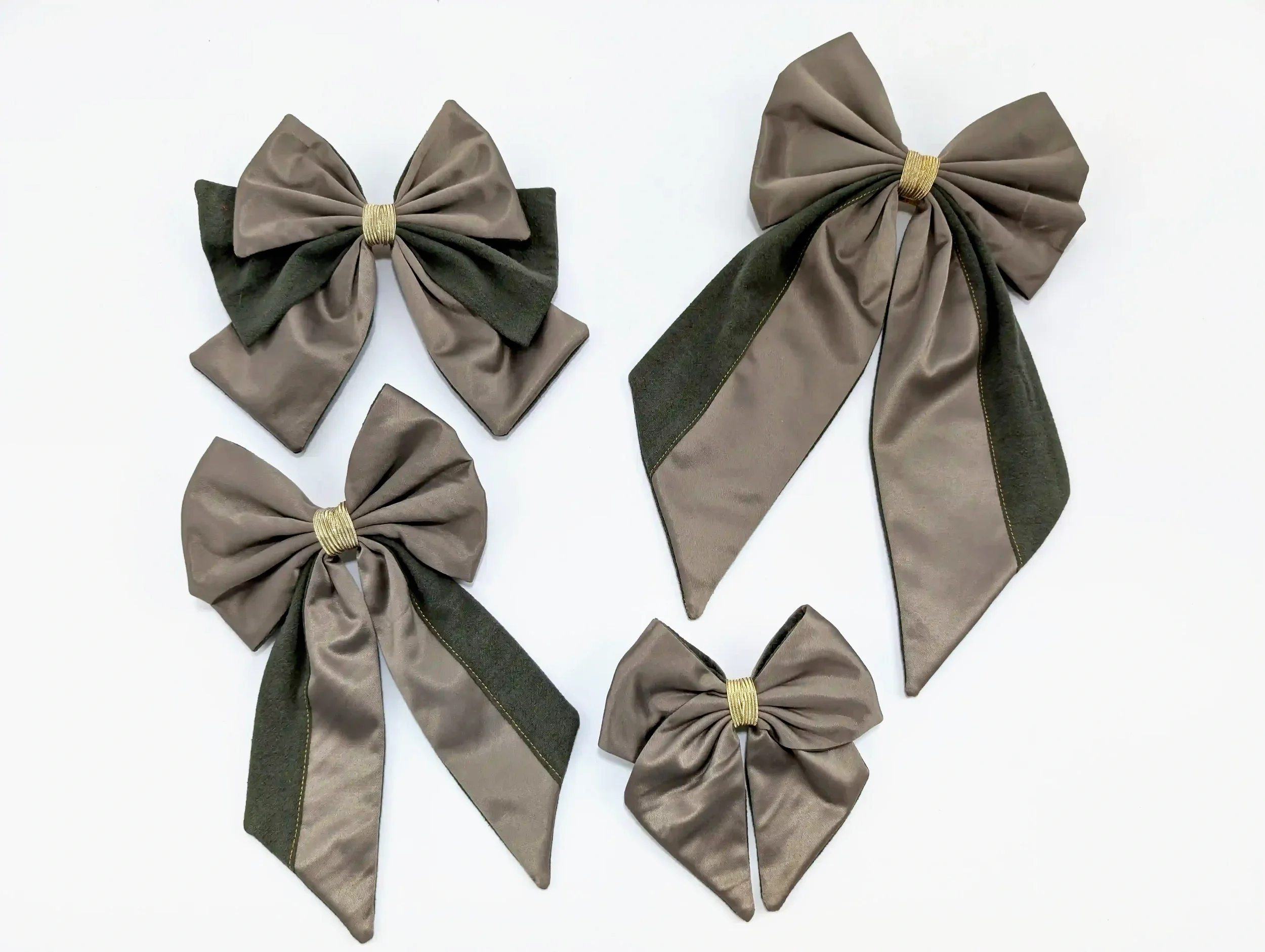Quatre nœuds pour cheveux vert taupe de différentes tailles, avec finitions dorées.