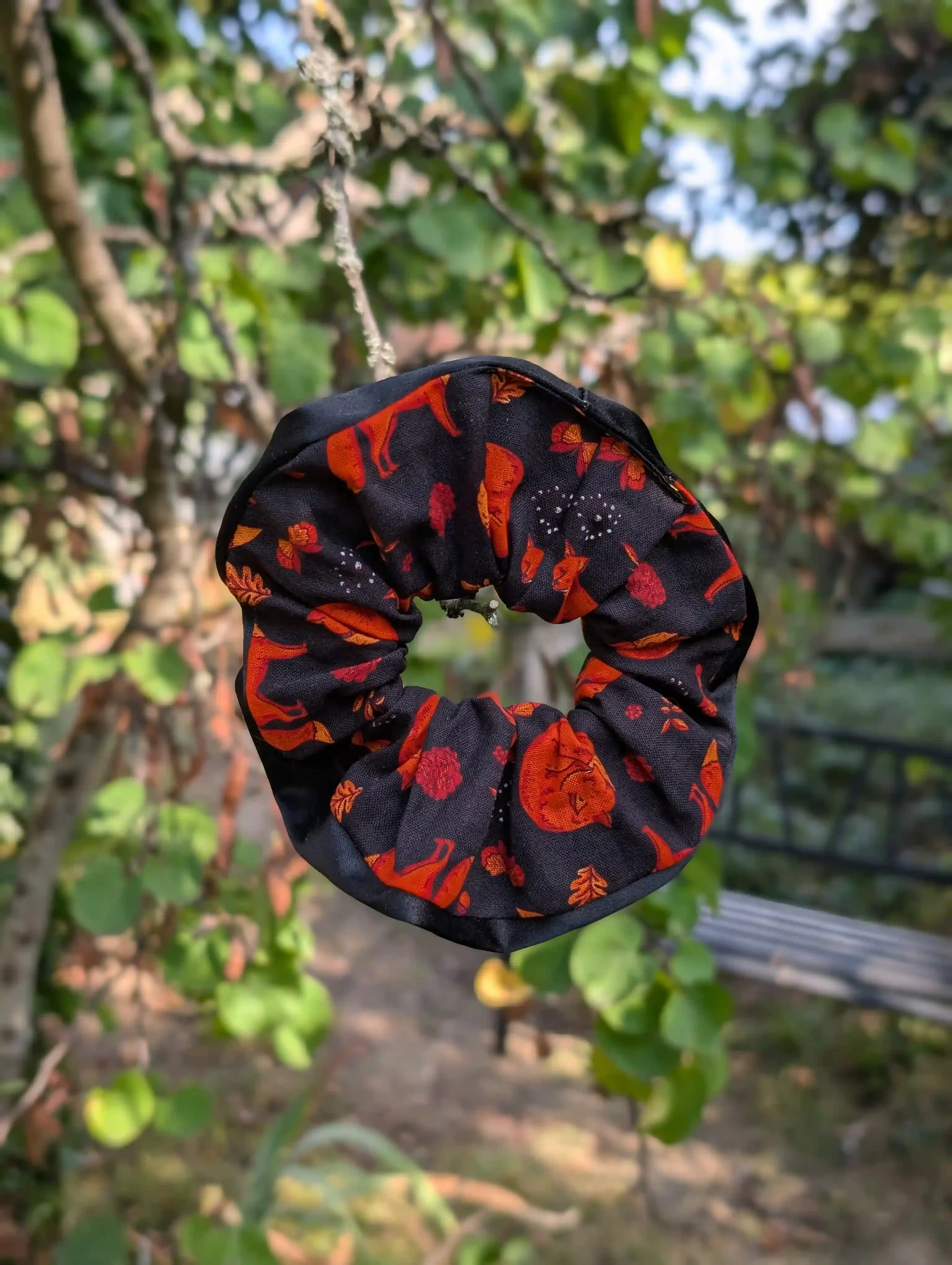 Grand chouchou Renards noir et rouille suspendu à une branche, tissu imprimé et satin noir