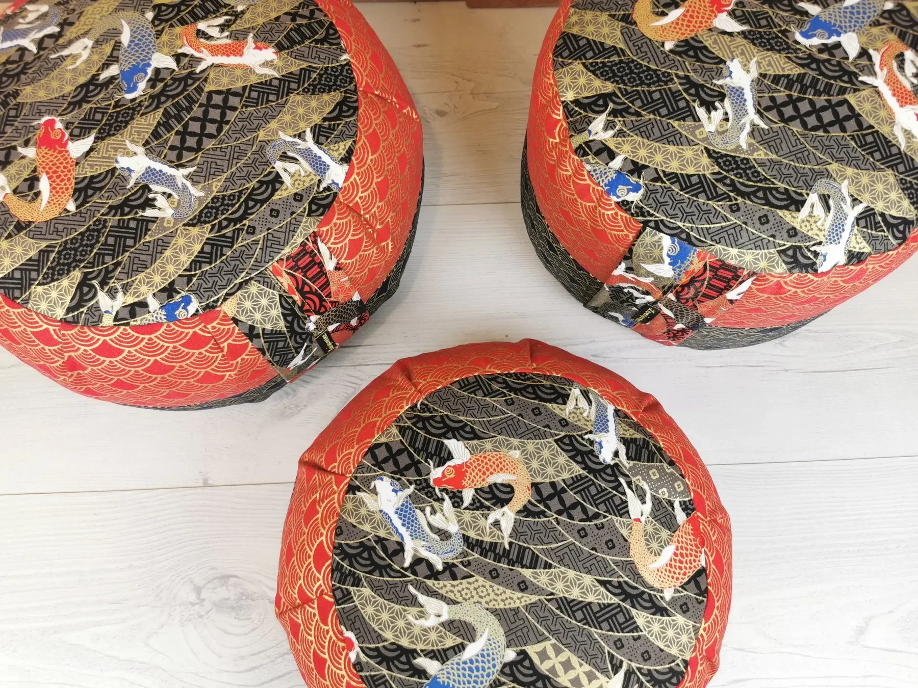 Vue du dessus des coussins Double Koi avec carpes koï blanches, rouges et bleues