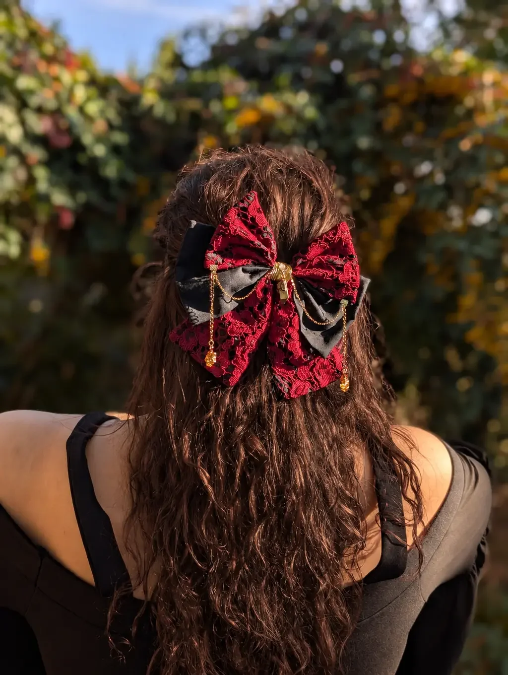 barrette noeud bijou dentelle rouge cheveux brun chocolat.