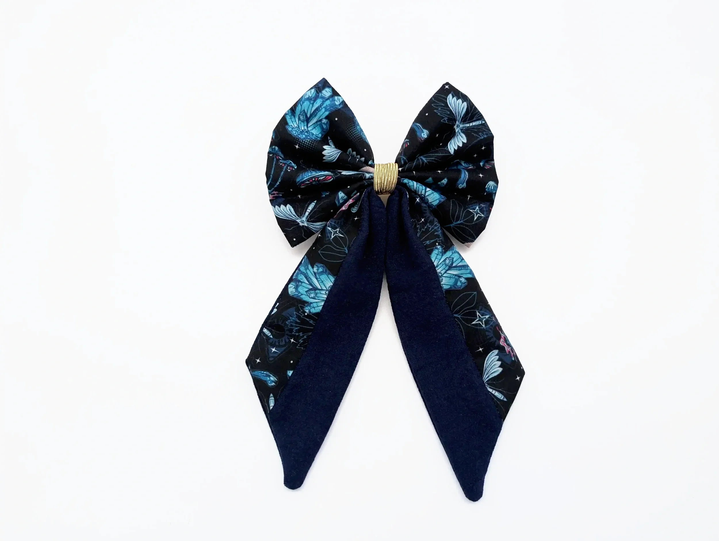 Nœud pour cheveux Cristal taille L, à longues pointes bleu nuit, motifs mystiques bleus et finition centrale dorée.