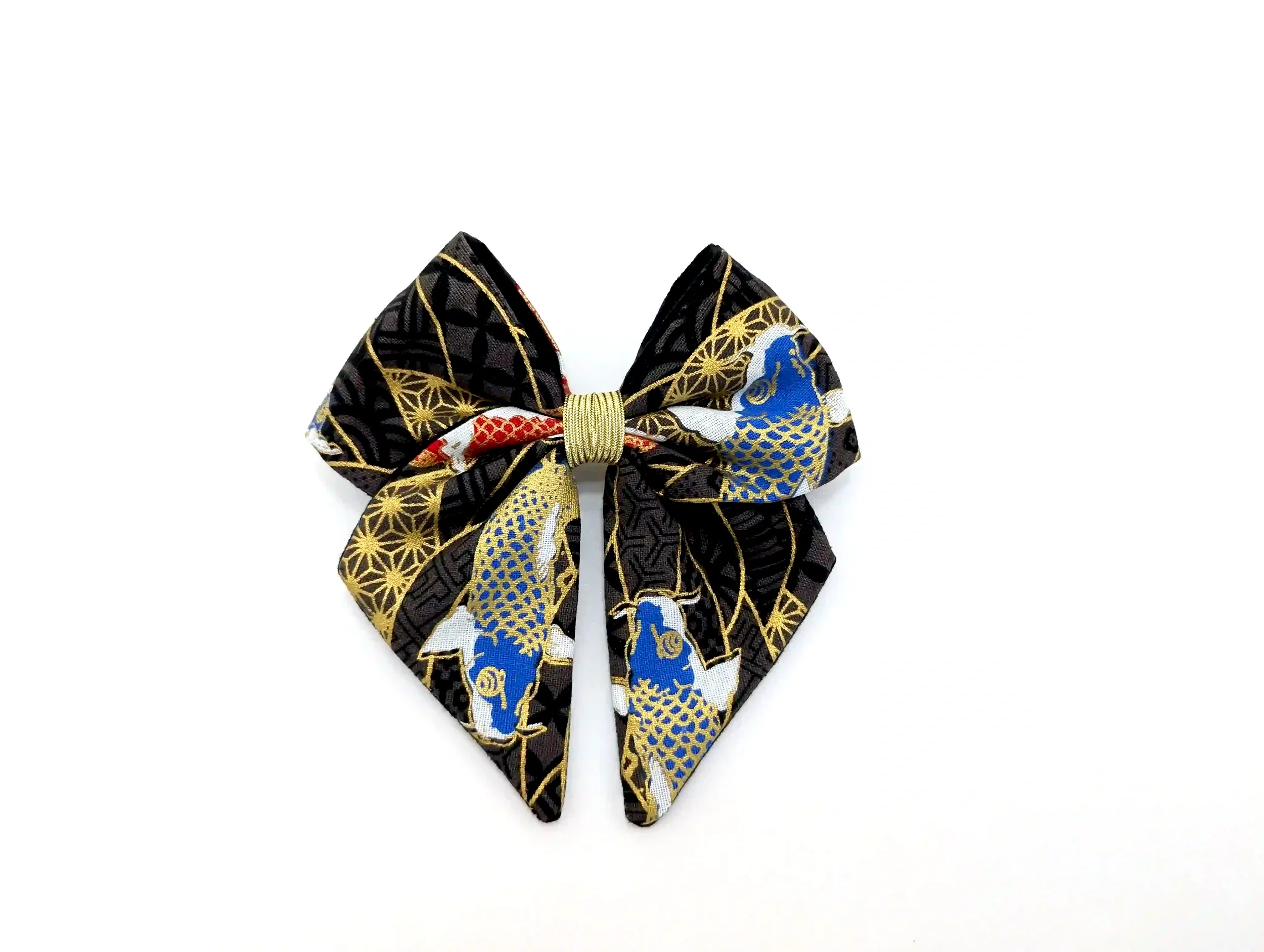 Détail du tissu Sayagata noir et or du nœud cheveux Koï noir, motif carpes japonaises dorées et bleues, gros plan.