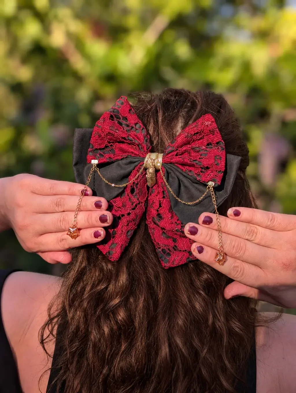 noeud bijou dentelle rouge etoiles verre brun chocolat detail.