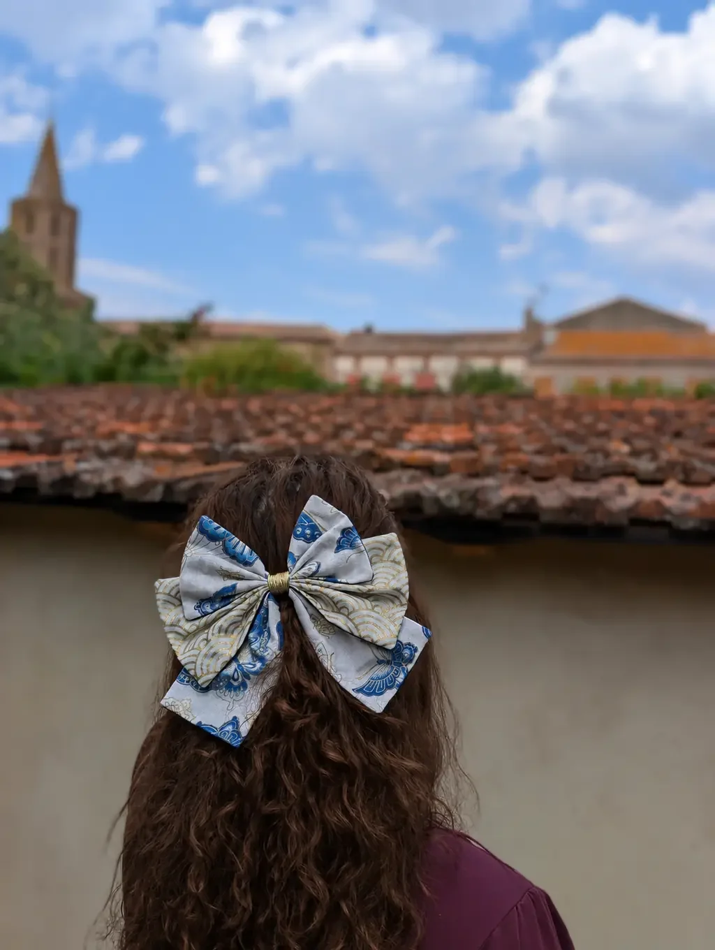 Grand nœud barrette Papillons d’Azur bleu ivoire et or porté en demi-queue sur cheveux bruns