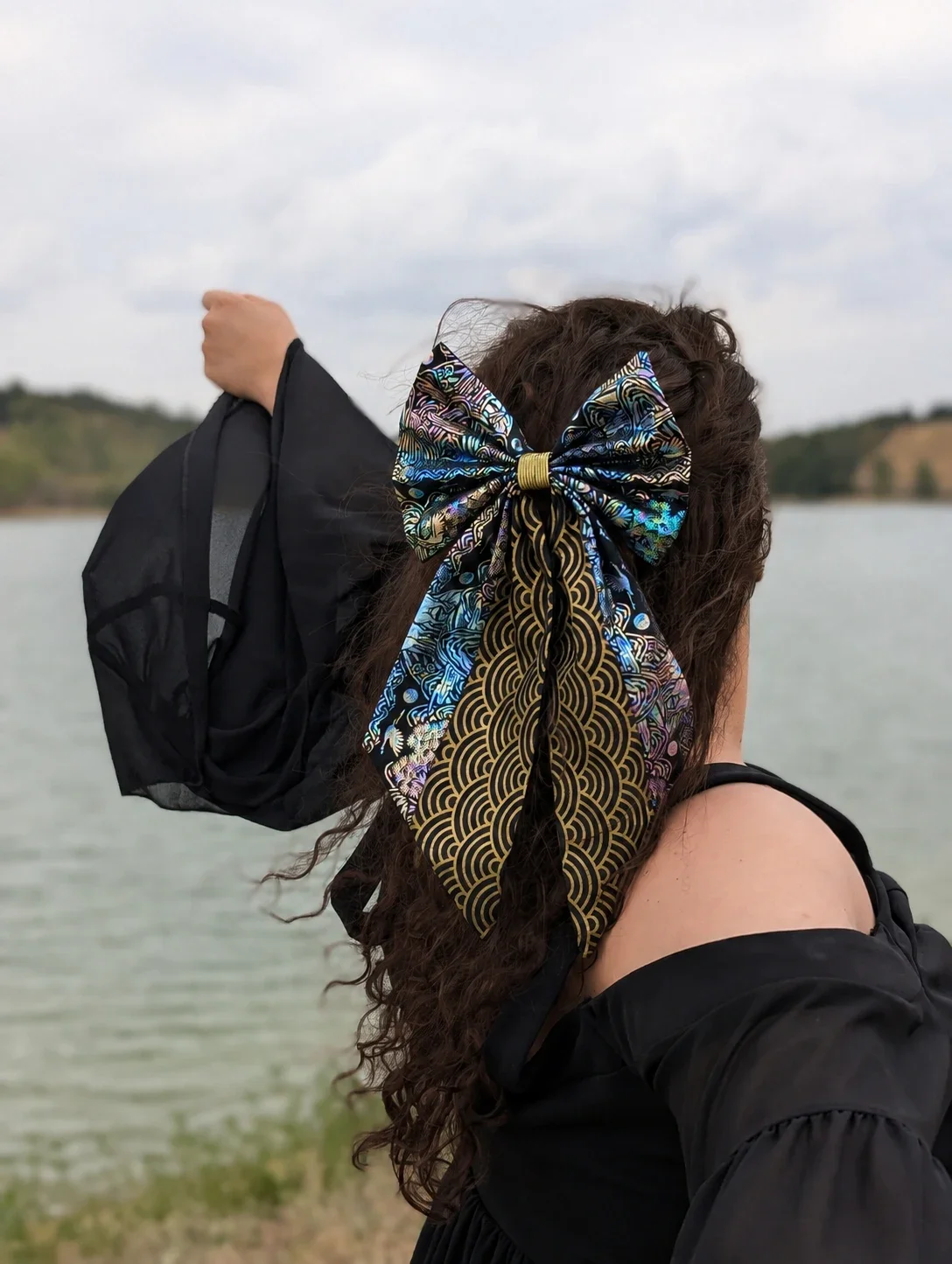 Nœud cheveux Irwol tissu coréen soleil-lune-cinq pics effet nacré, touche de tissu japonais seigaiha noir et doré, vue de dos