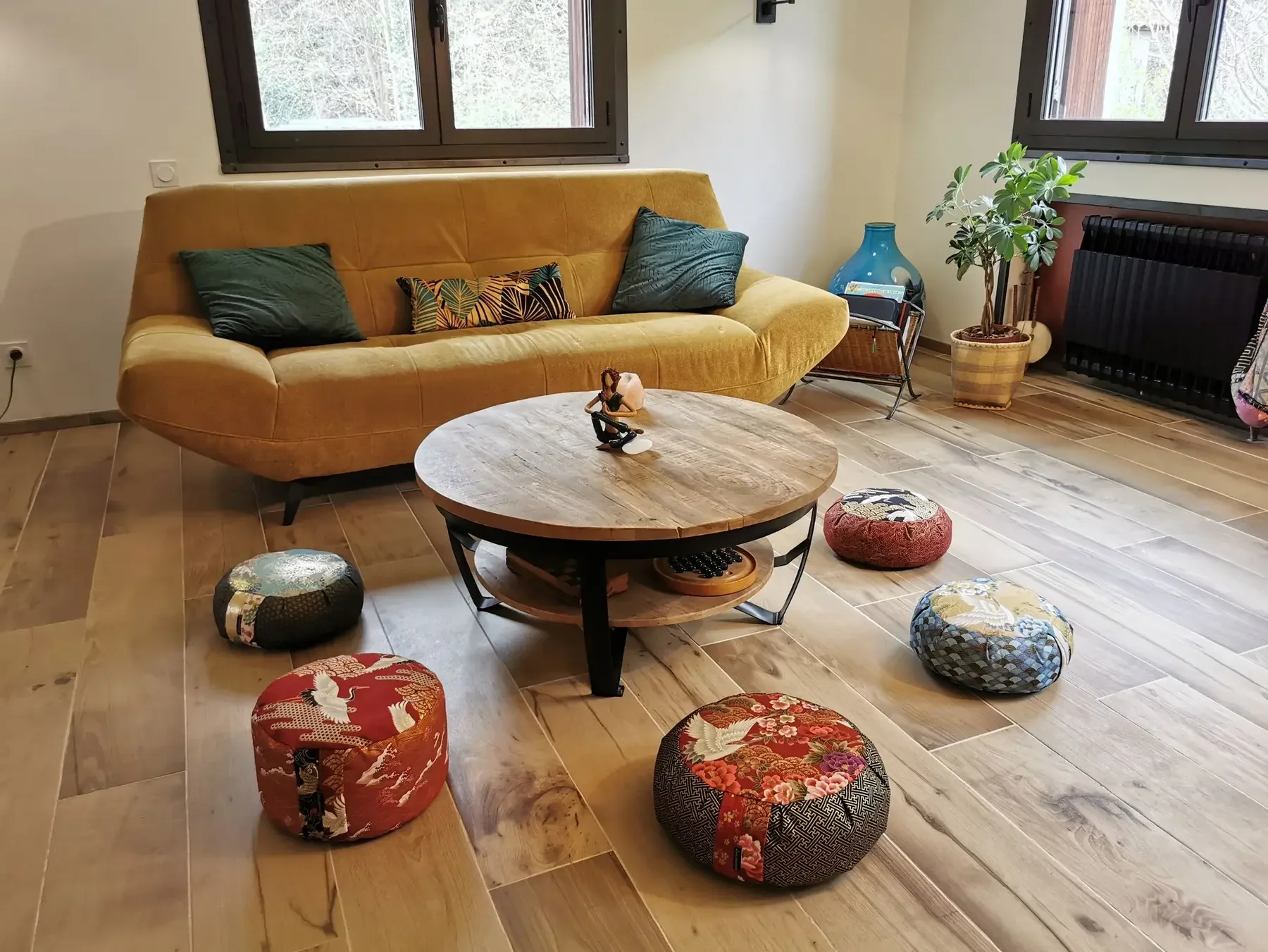Zafu Double Koi utilisé comme assise d’appoint autour d’une table basse dans un salon