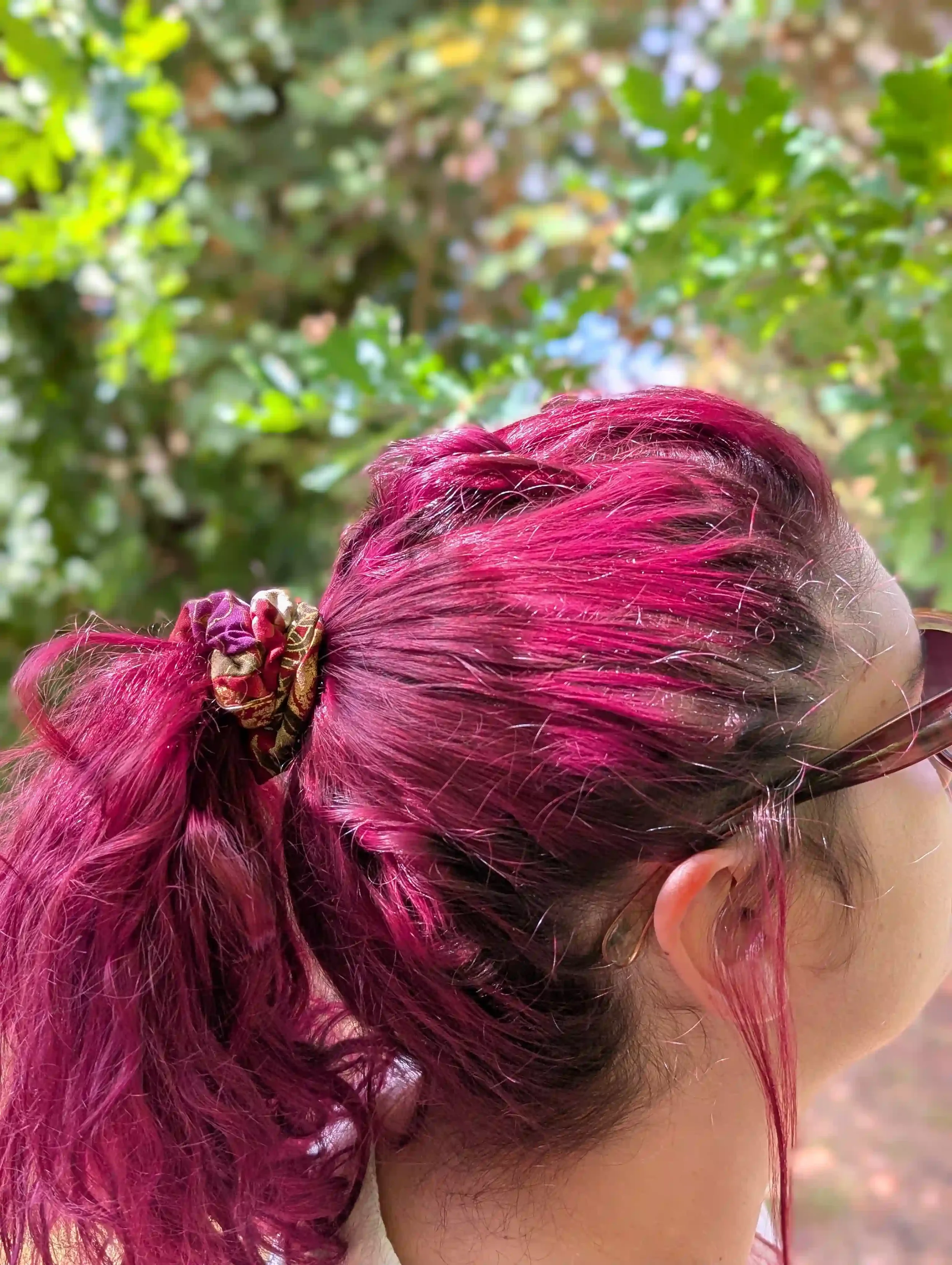 Petit chouchou cheveux Tsuru porté en queue de cheval haute, motif floral et vagues japonaises dorées, tons rouge et noir.