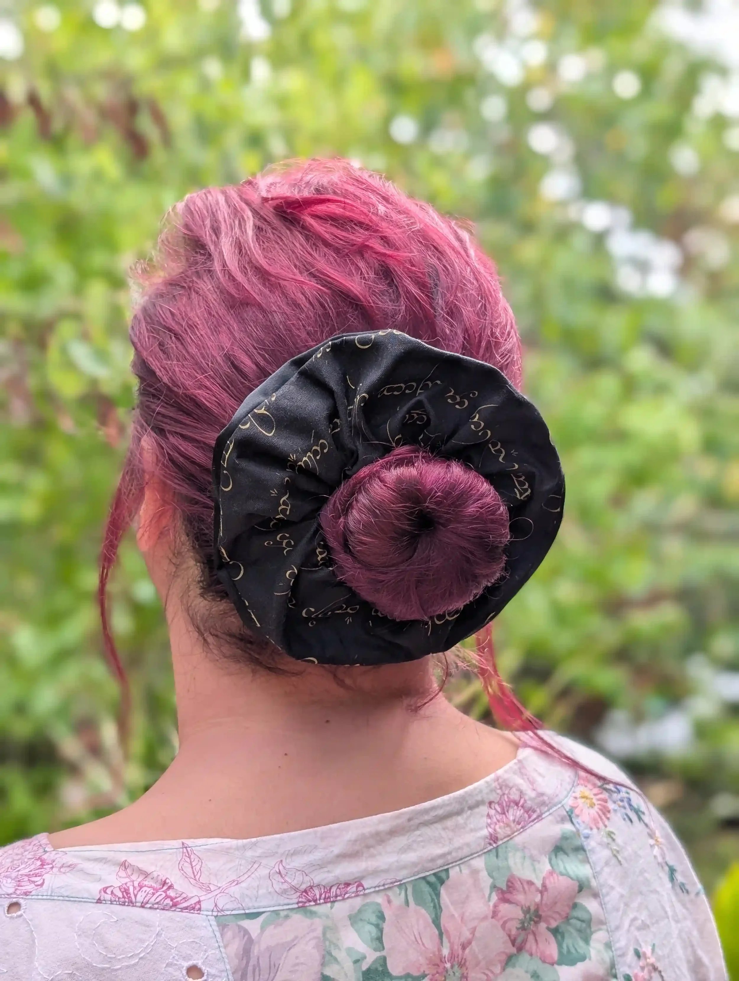 Grand chouchou Elfique noir et or vu de dos sur un chignon, accessoire cheveux fait main