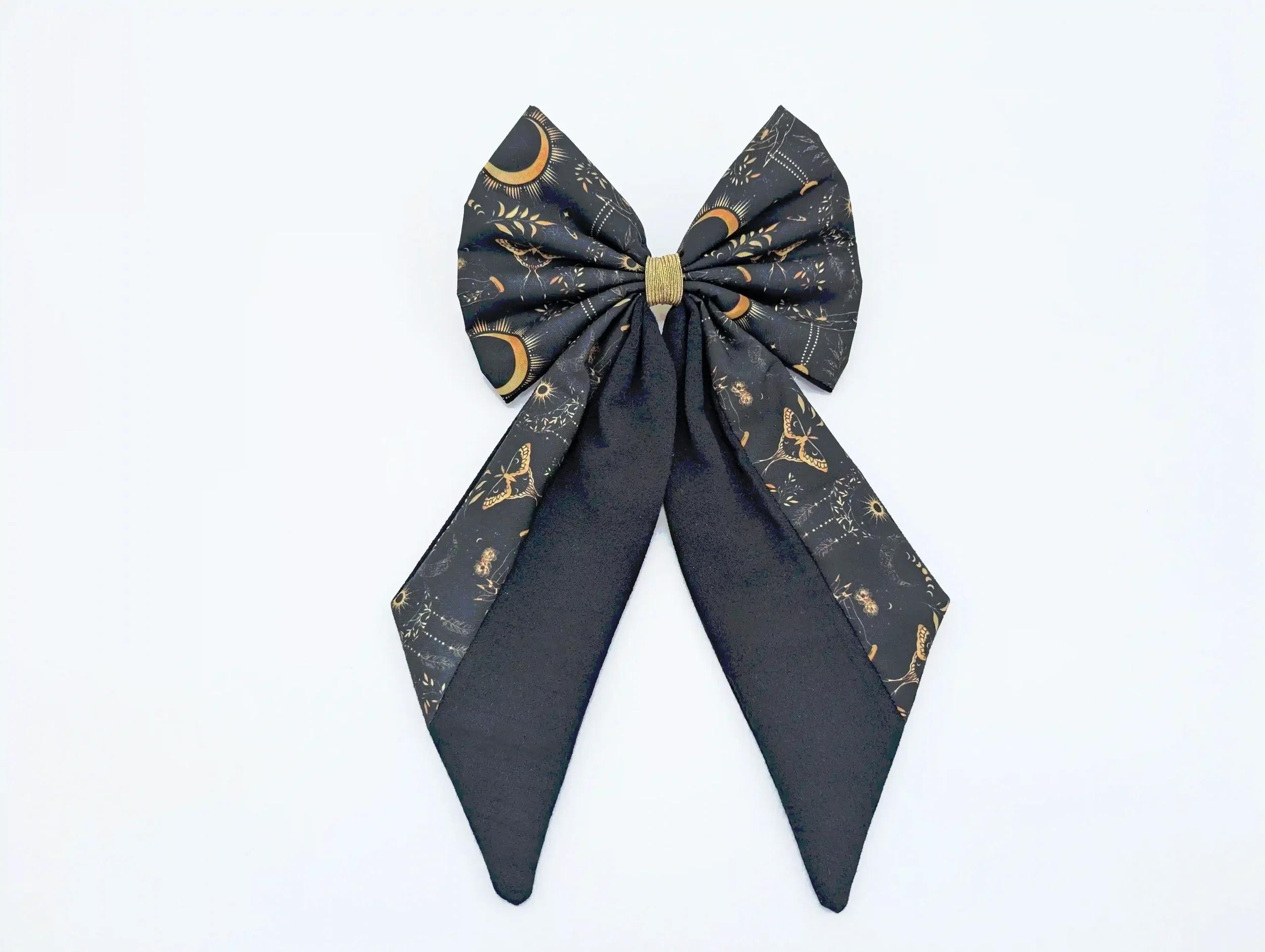 Grand nœud pour cheveux Moon taille XL, avec longues pointes noires, lunes et papillons dorés.