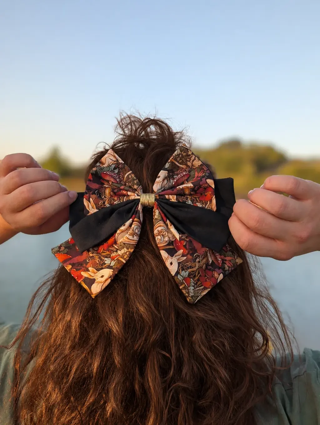noeud cheveux barrette lapins champignons brun chocolat gros plan.