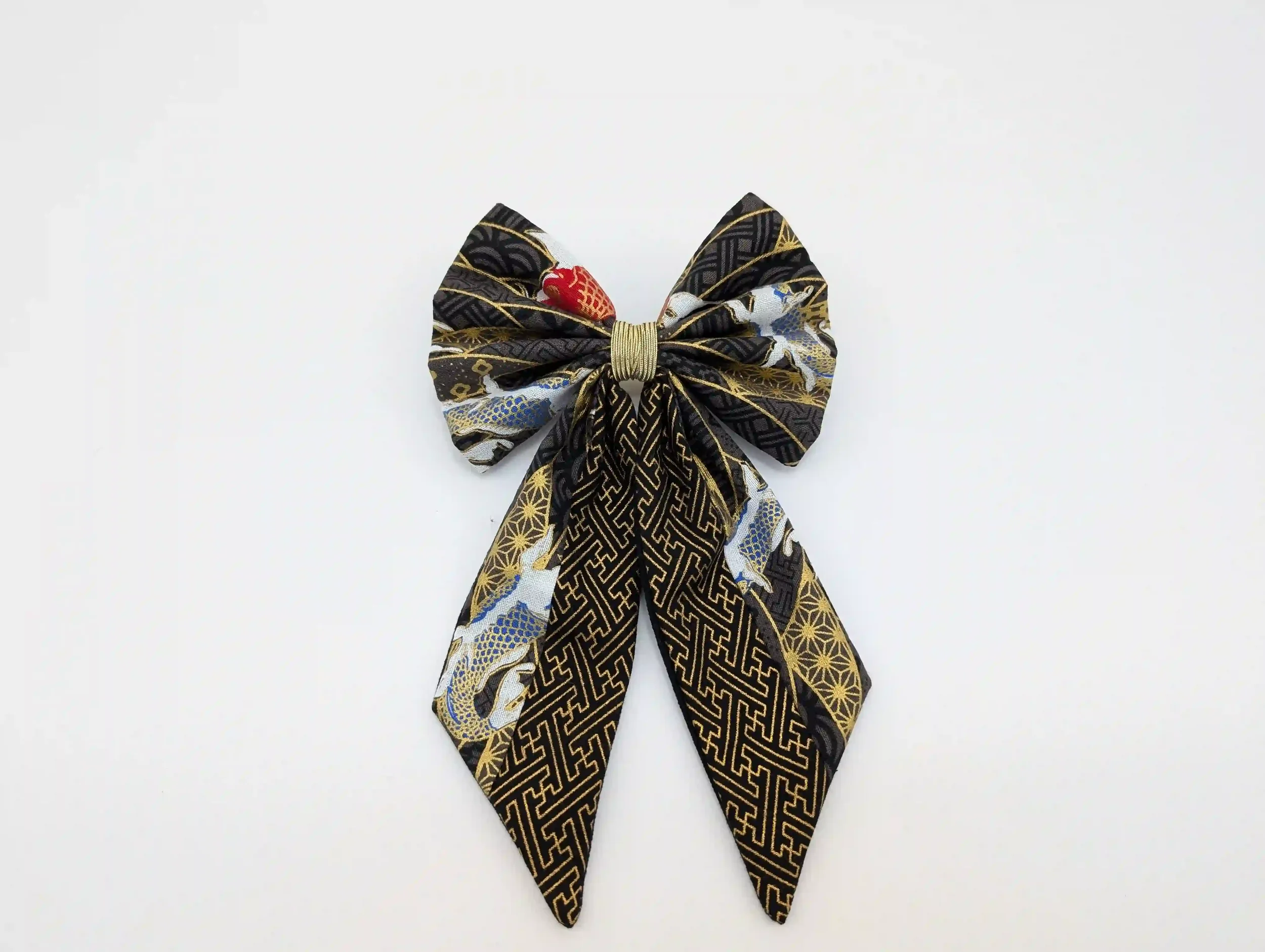 Nœud cheveux Koï noir taille L, en tissu Sayagata noir et or orné de carpes koï dorées et bleues, fait main en Occitanie.