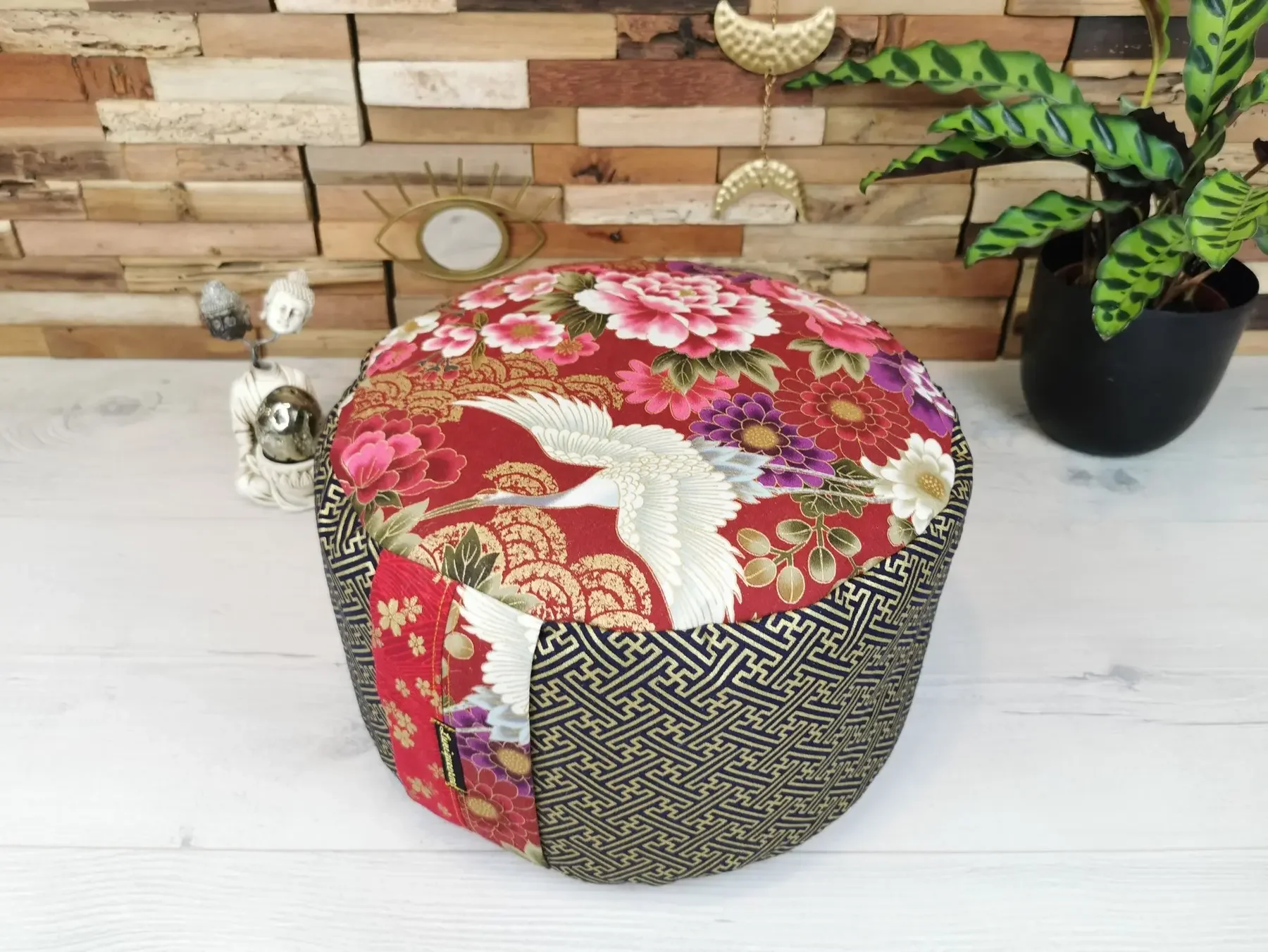 Rondo Shakudzuru orné d’une grue blanche et de fleurs japonaises colorées
