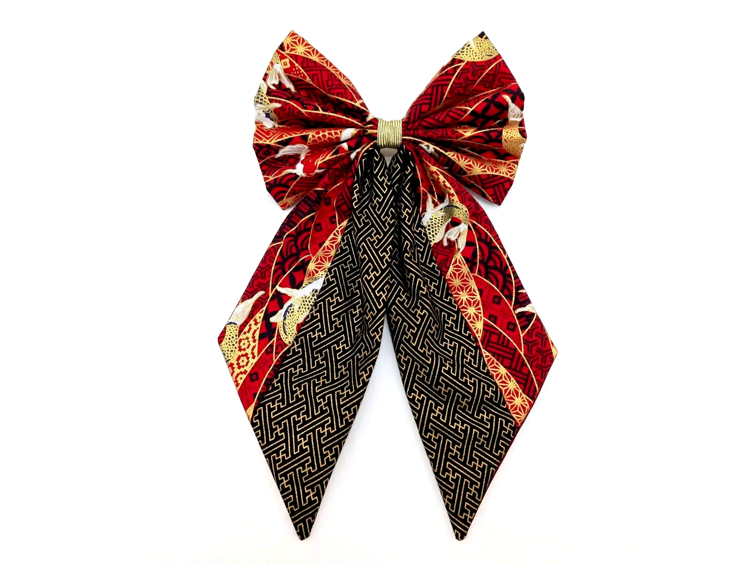 Nœud cheveux Koï rouge, vue de face sur fond blanc, motif carpes japonaises dorées sur tissu Sayagata bordeaux et or.