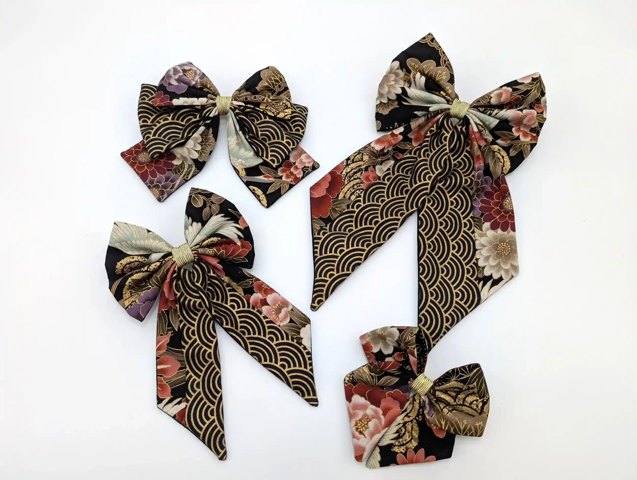Collection de nœuds cheveux Tsuru noir et or en quatre tailles, confectionnés à la main en tissu japonais.