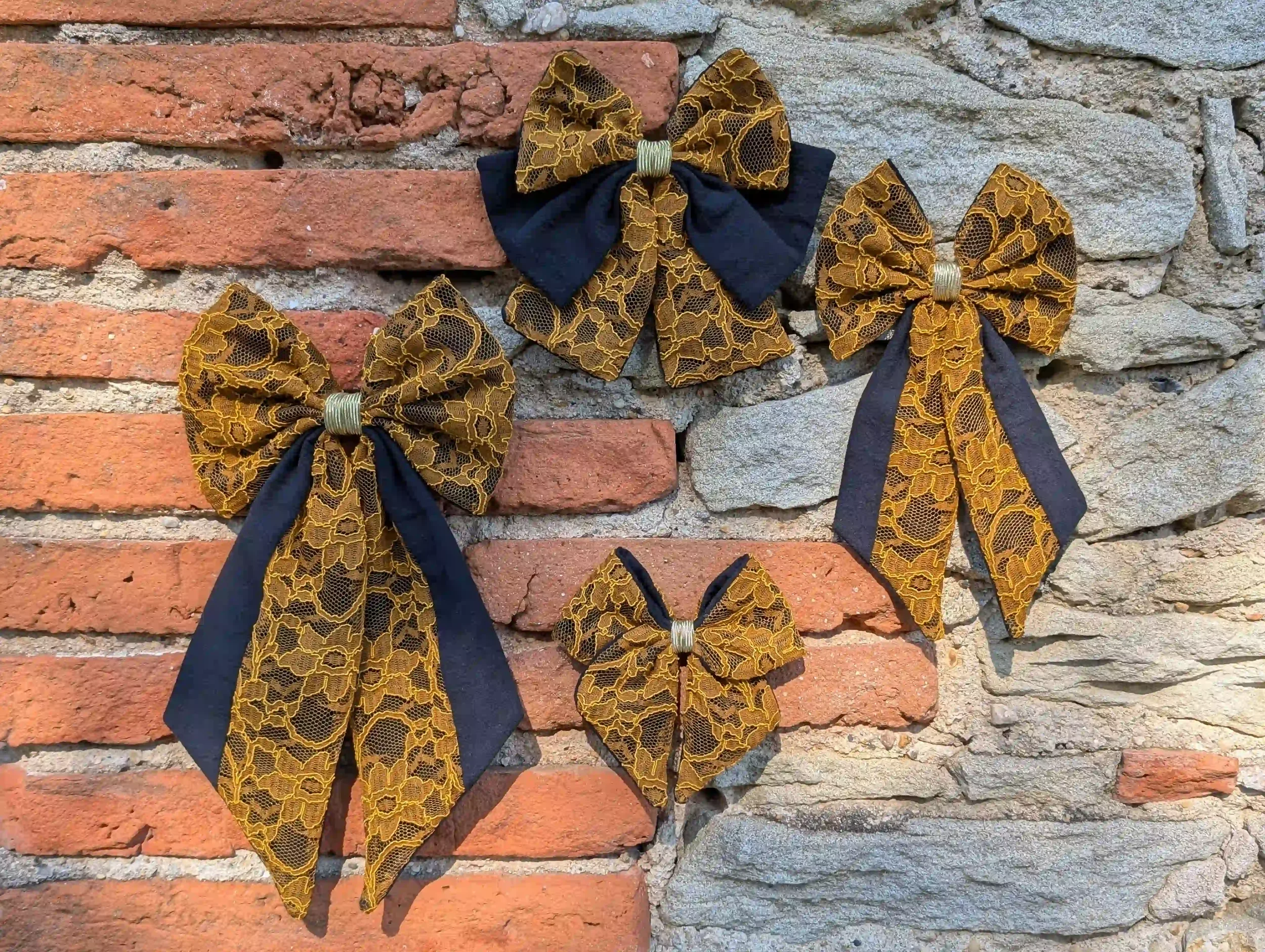 Collection de nœuds pour cheveux en dentelle ocre doré et tissu noir, présentés en plusieurs formats.