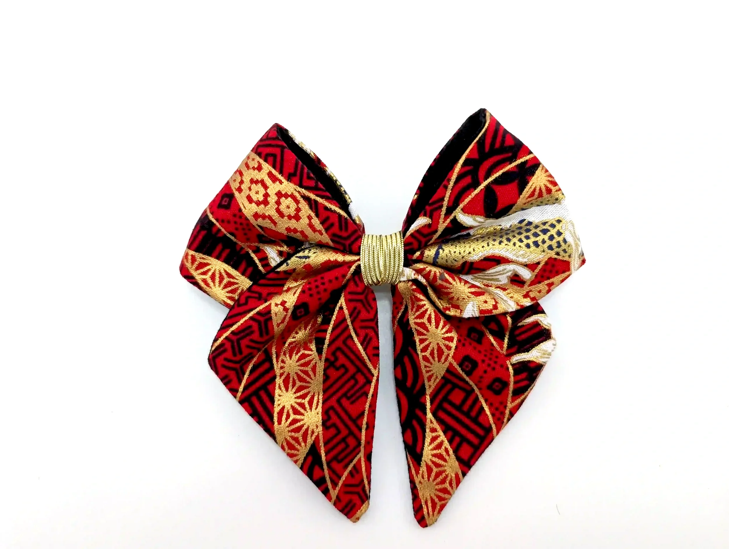 Détail du tissu Sayagata bordeaux et or du nœud cheveux Koï rouge, motif carpes japonaises dorées, gros plan.